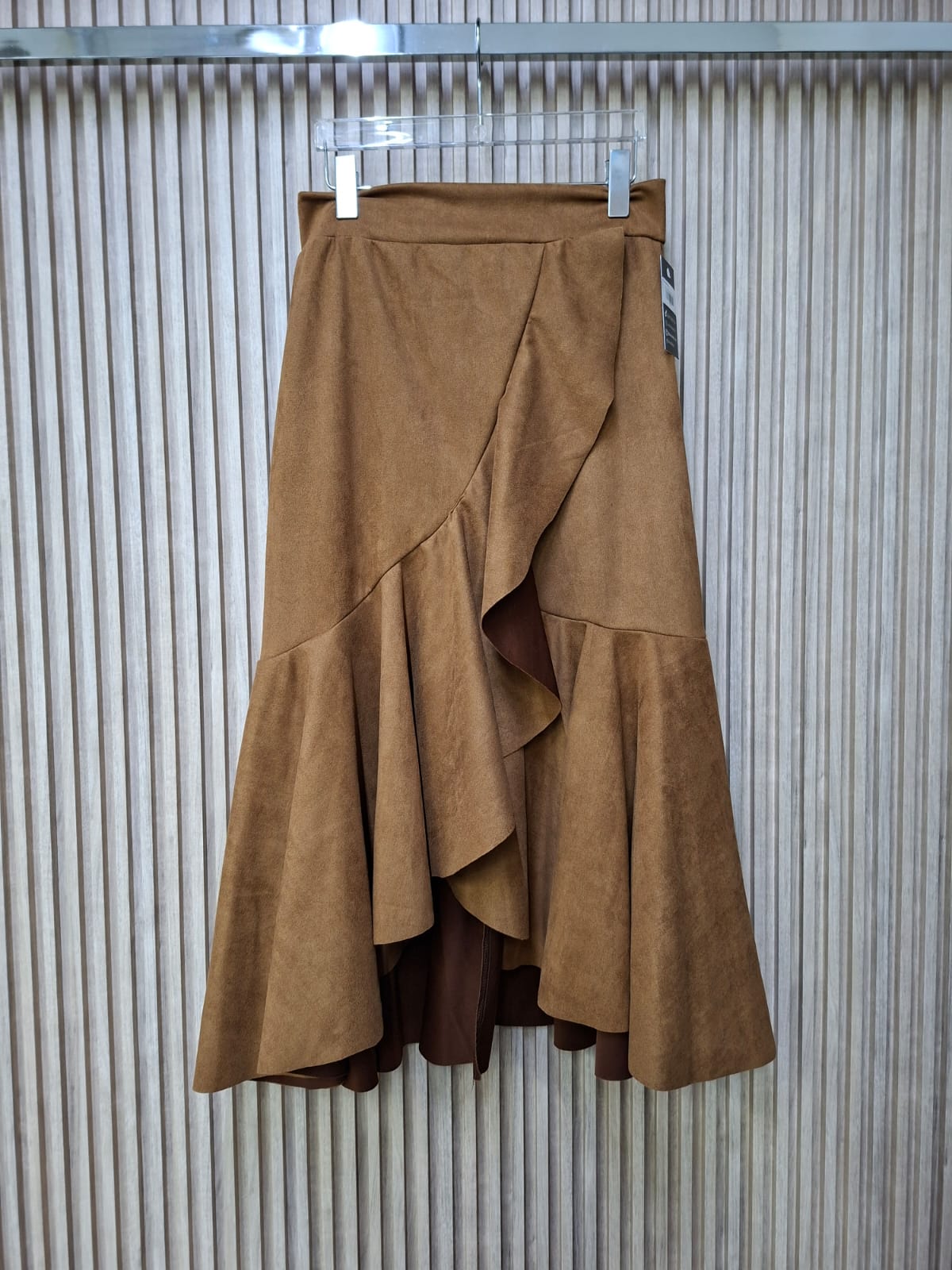 Falda Envolvente Tecno Gamuza. De Textura Suave, Con Un Elegante Y Dramatico, Femenino, Combinable.