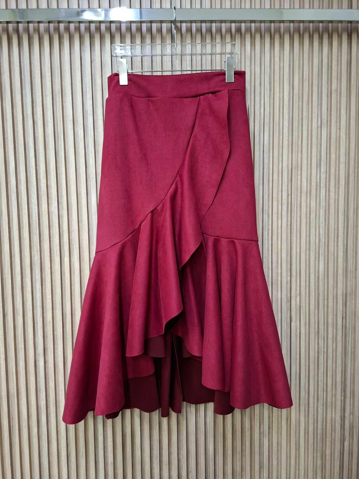 Falda Envolvente Tecno Gamuza. De Textura Suave, Con Un Elegante Y Dramatico, Femenino, Combinable.