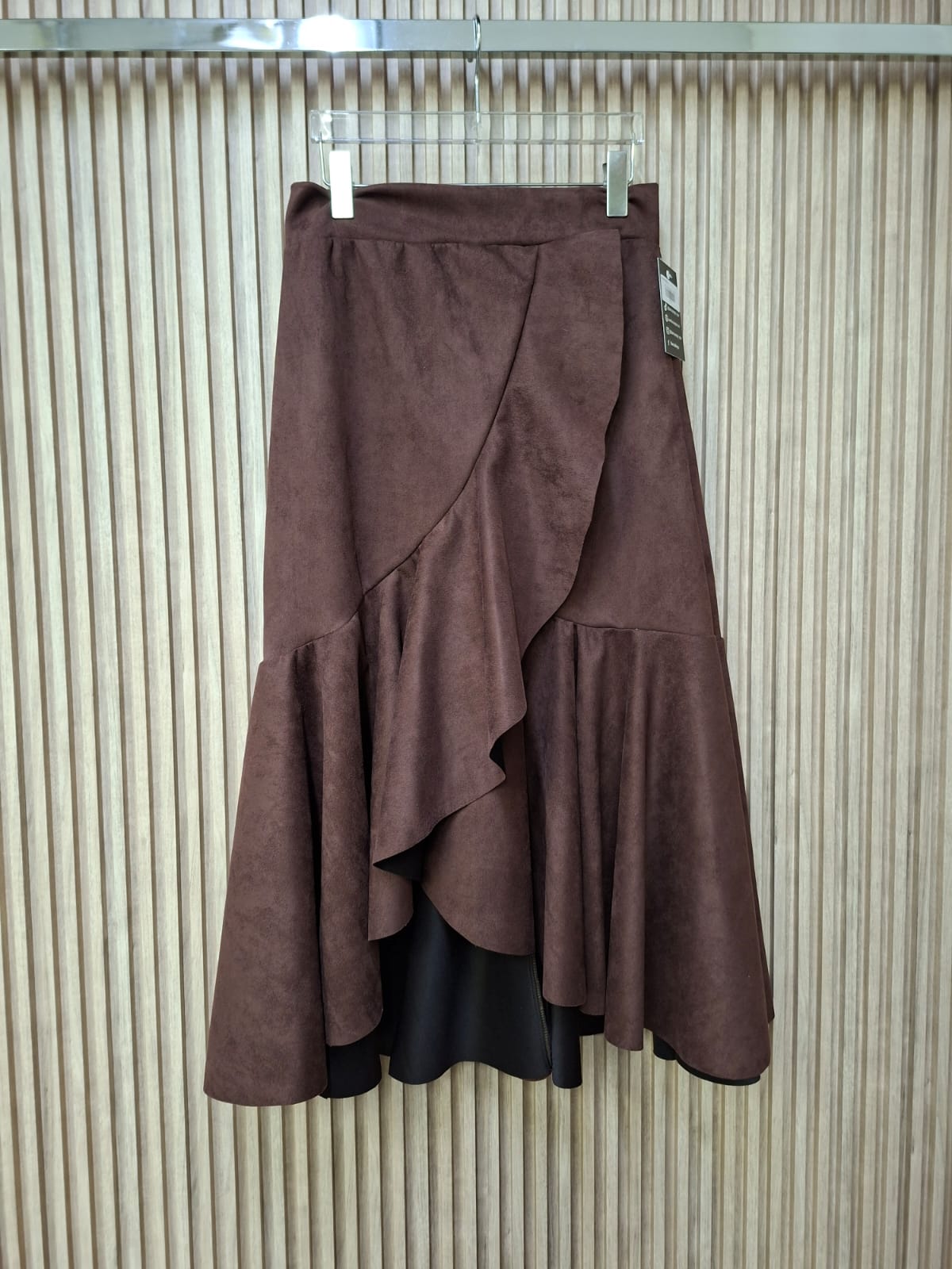 Falda Envolvente Tecno Gamuza. De Textura Suave, Con Un Elegante Y Dramatico, Femenino, Combinable.