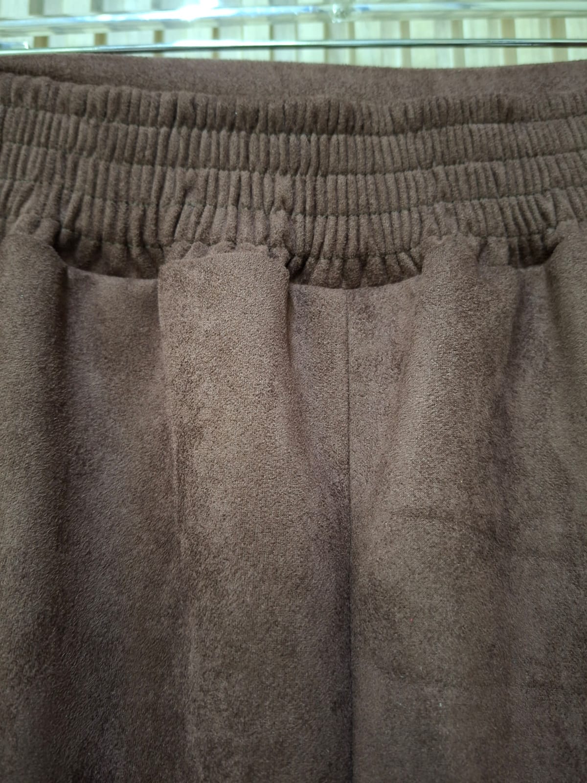 Falda Envolvente Tecno Gamuza. De Textura Suave, Con Un Elegante Y Dramatico, Femenino, Combinable.