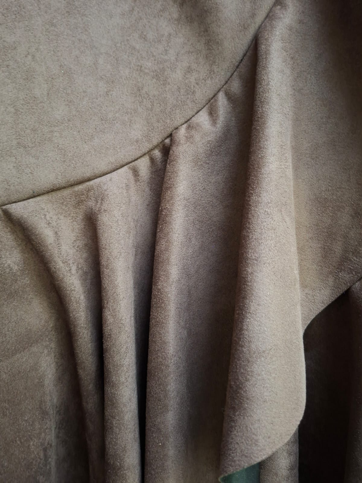 Falda Envolvente Tecno Gamuza. De Textura Suave, Con Un Elegante Y Dramatico, Femenino, Combinable.