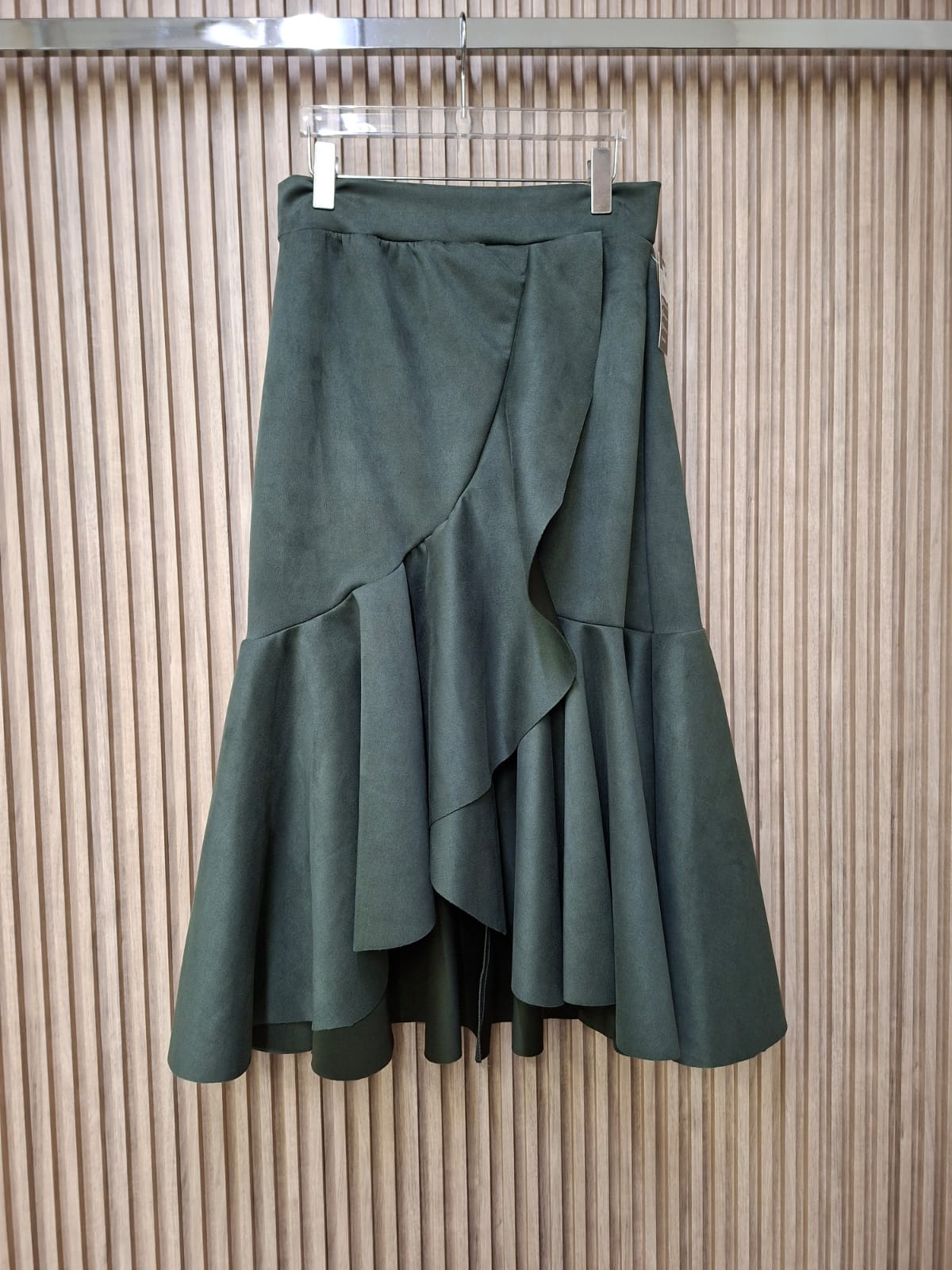 Falda Envolvente Tecno Gamuza. De Textura Suave, Con Un Elegante Y Dramatico, Femenino, Combinable.