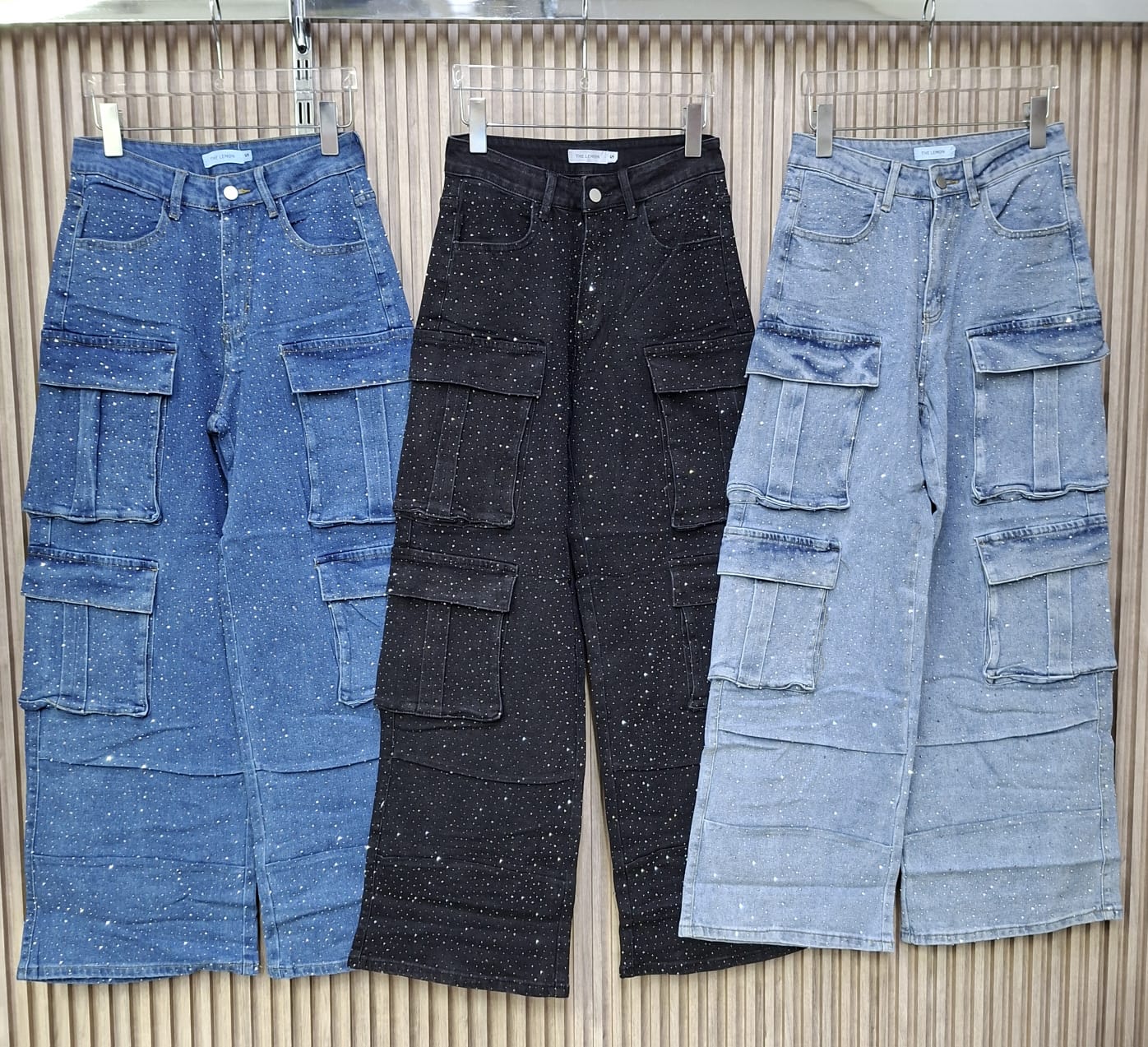 Pantalon LM1065# Denim Cargo Galaxia. Para Tallas Petit, Cuervy, De Silueta Moderna Y Holgada, Con Un Look Casual Y A La Moda.