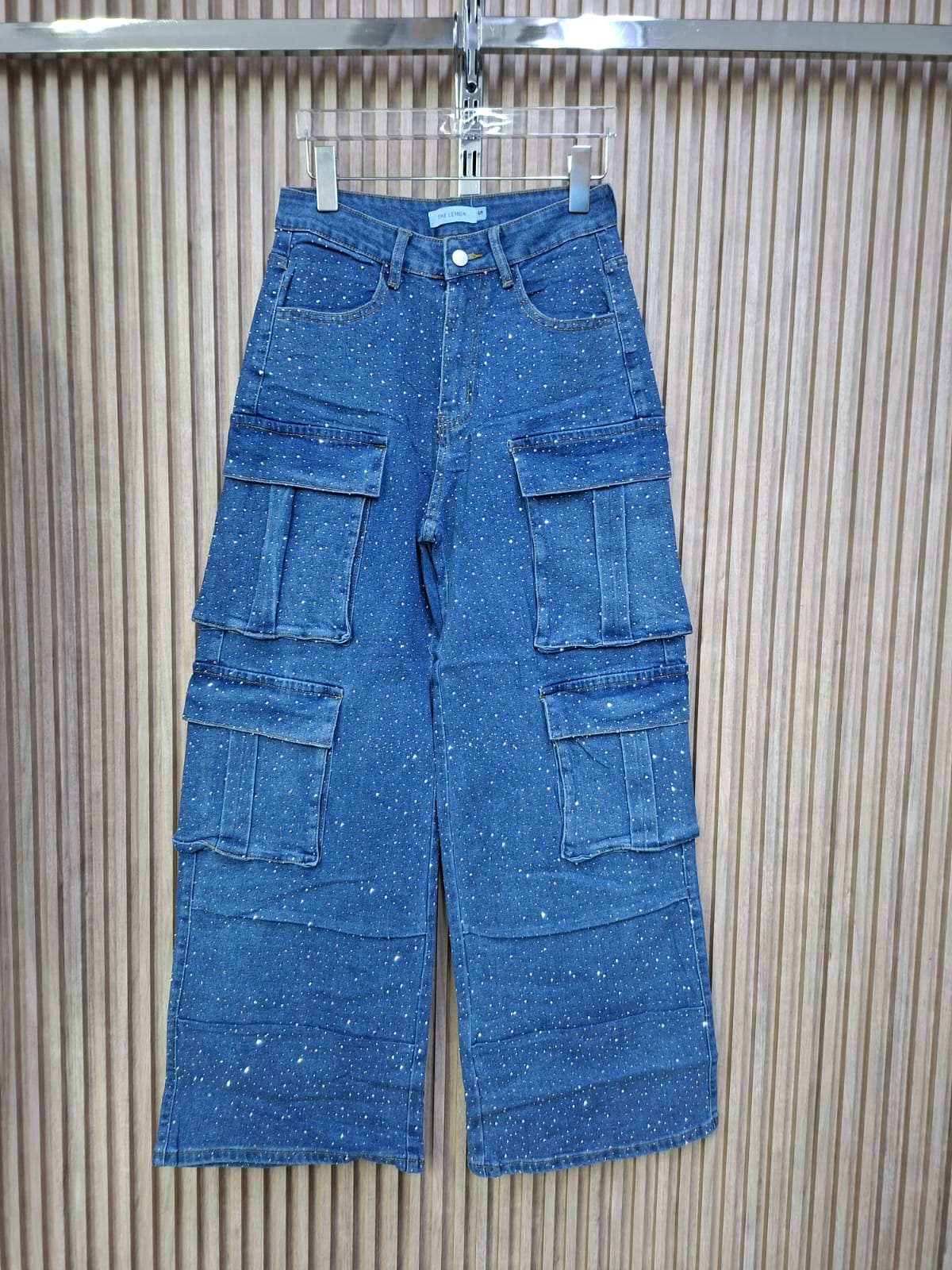 Pantalon LM1065# Denim Cargo Galaxia. Para Tallas Petit, Cuervy, De Silueta Moderna Y Holgada, Con Un Look Casual Y A La Moda.