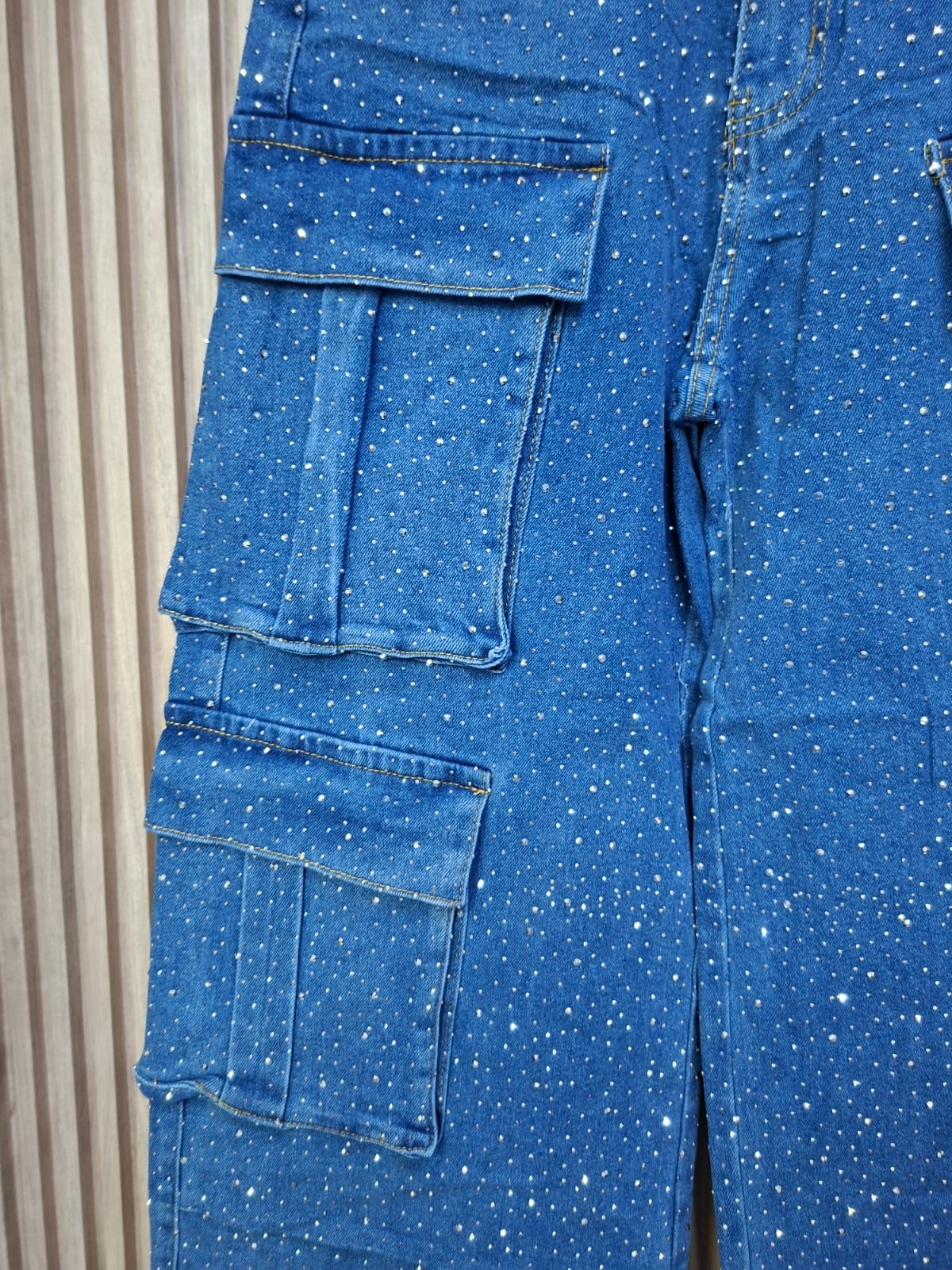 Pantalon LM1065# Denim Cargo Galaxia. Para Tallas Petit, Cuervy, De Silueta Moderna Y Holgada, Con Un Look Casual Y A La Moda.