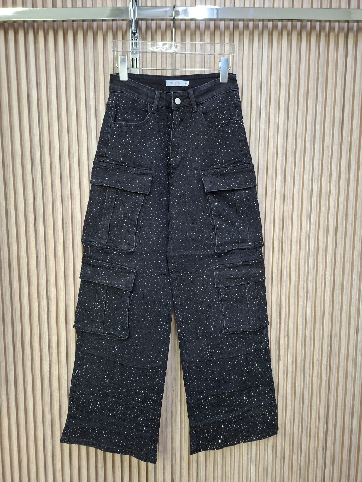 Pantalon LM1065# Denim Cargo Galaxia. Para Tallas Petit, Cuervy, De Silueta Moderna Y Holgada, Con Un Look Casual Y A La Moda.