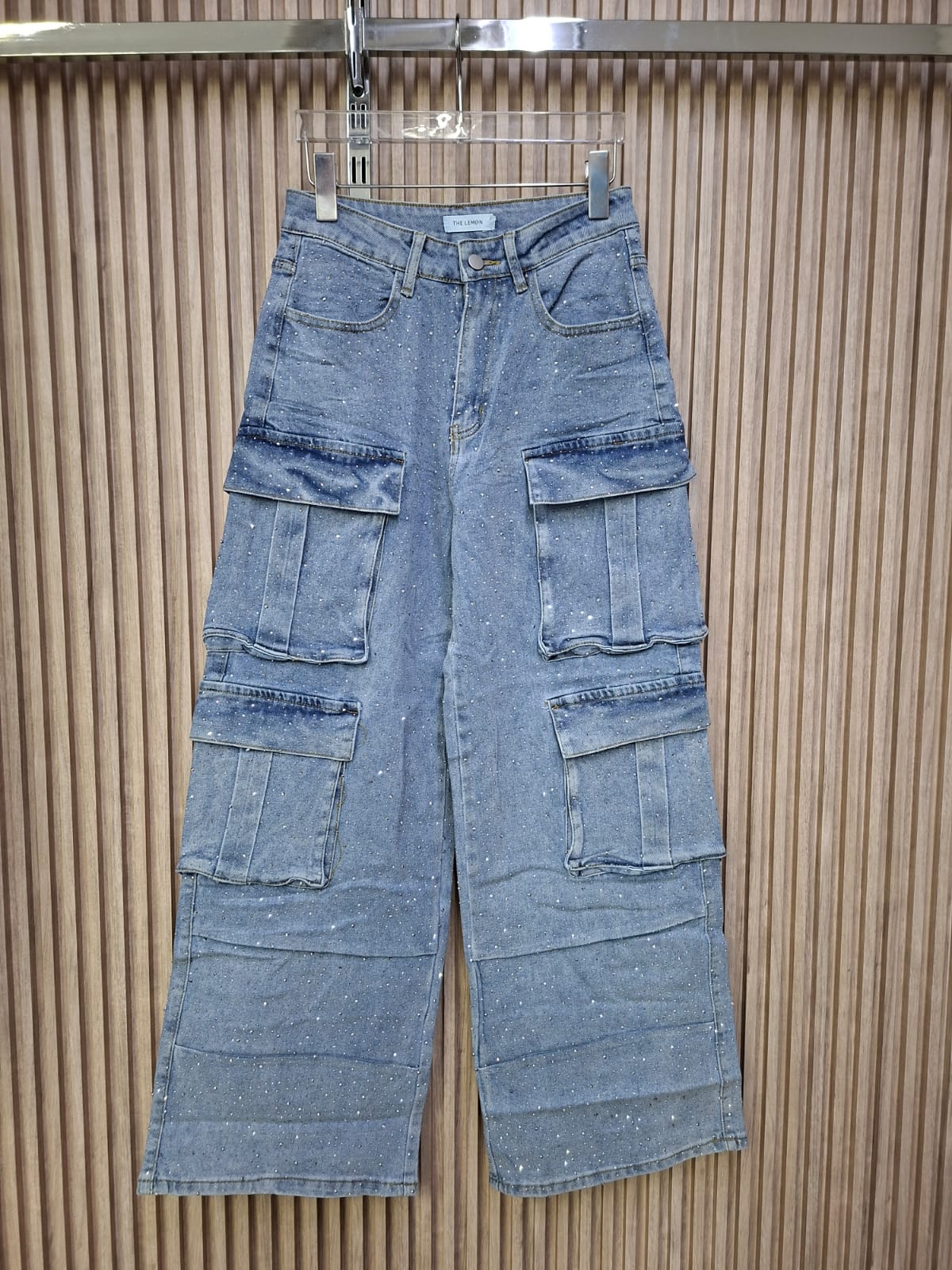 Pantalon LM1065# Denim Cargo Galaxia. Para Tallas Petit, Cuervy, De Silueta Moderna Y Holgada, Con Un Look Casual Y A La Moda.