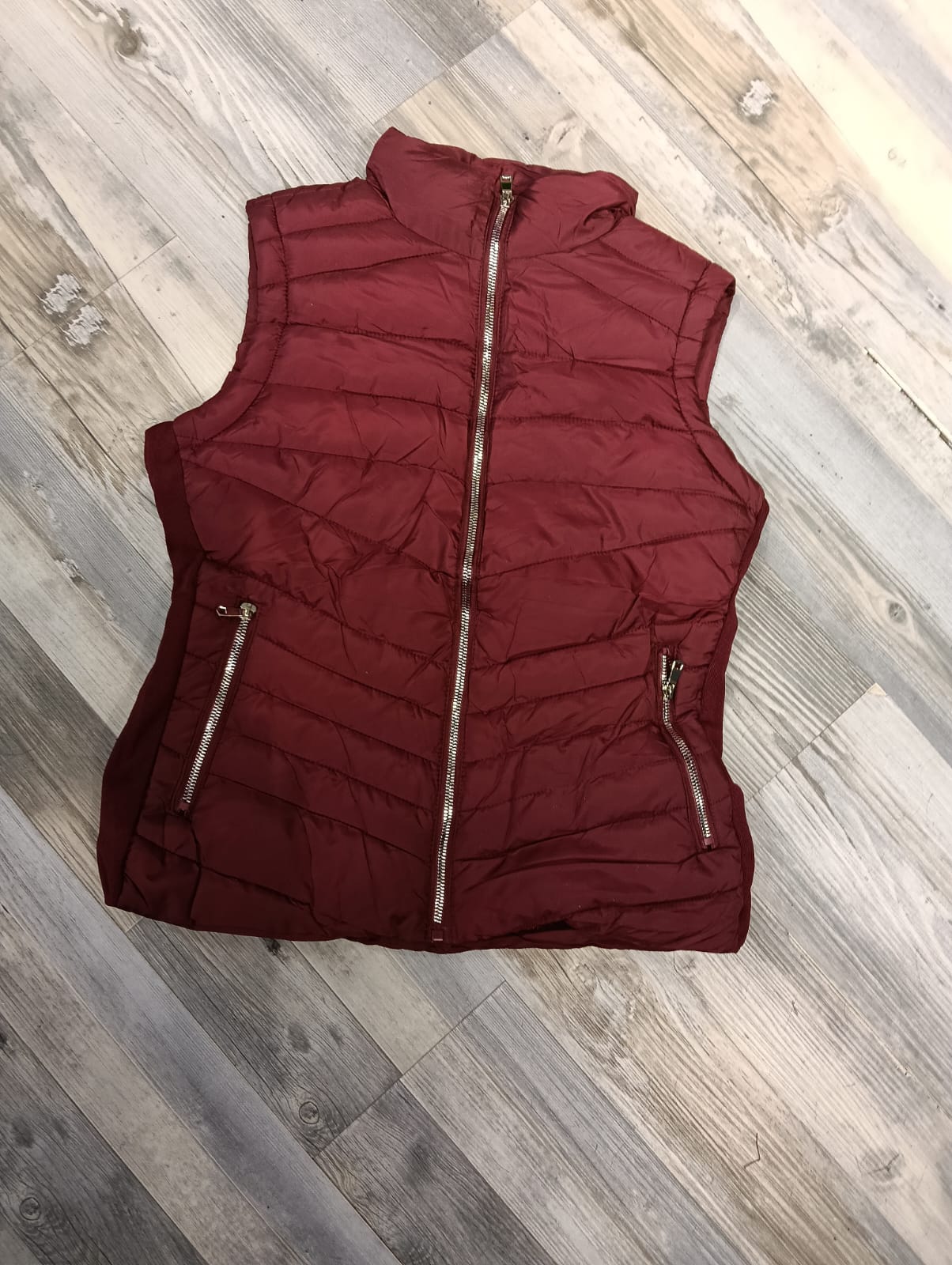 Chaleco LJ24933 Burdeos Puffer. Ideal Para Andar Comoda, Femenina, Calida, Combinable, Casual Y Chic.