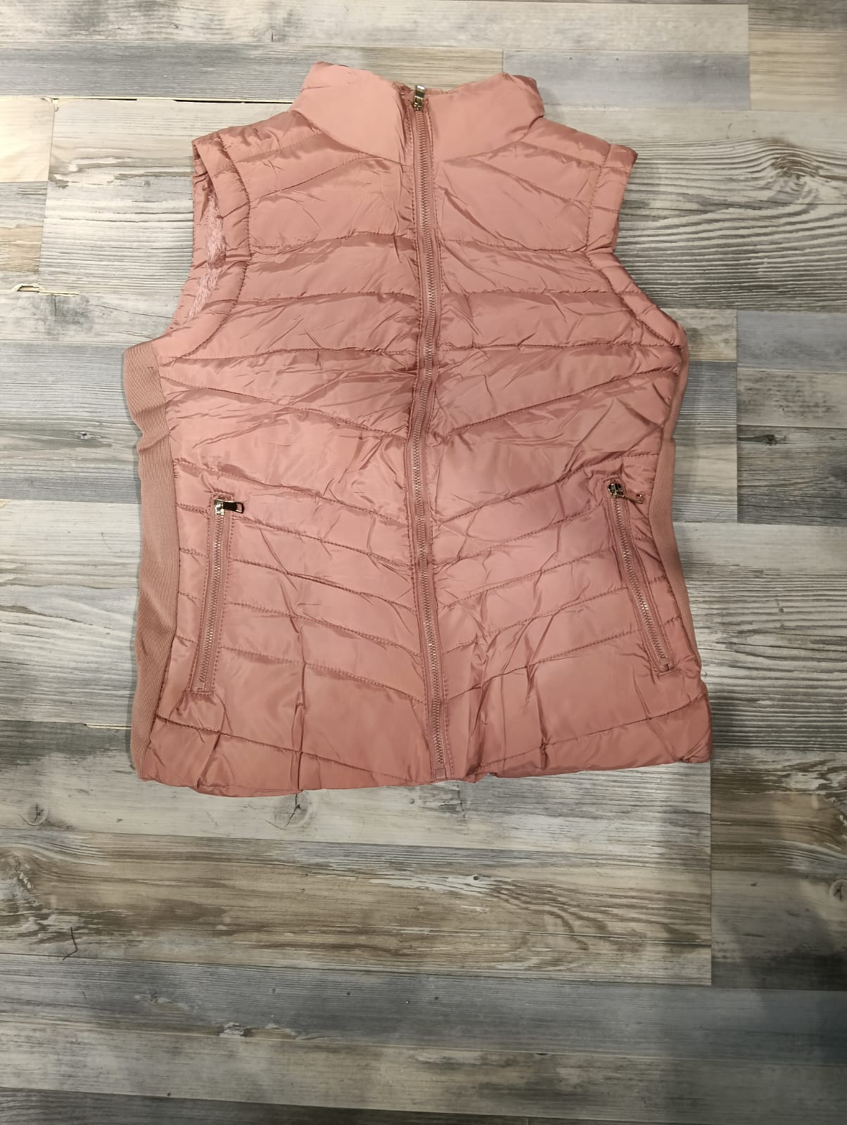 Chaleco LJ24933 Burdeos Puffer. Ideal Para Andar Comoda, Femenina, Calida, Combinable, Casual Y Chic.