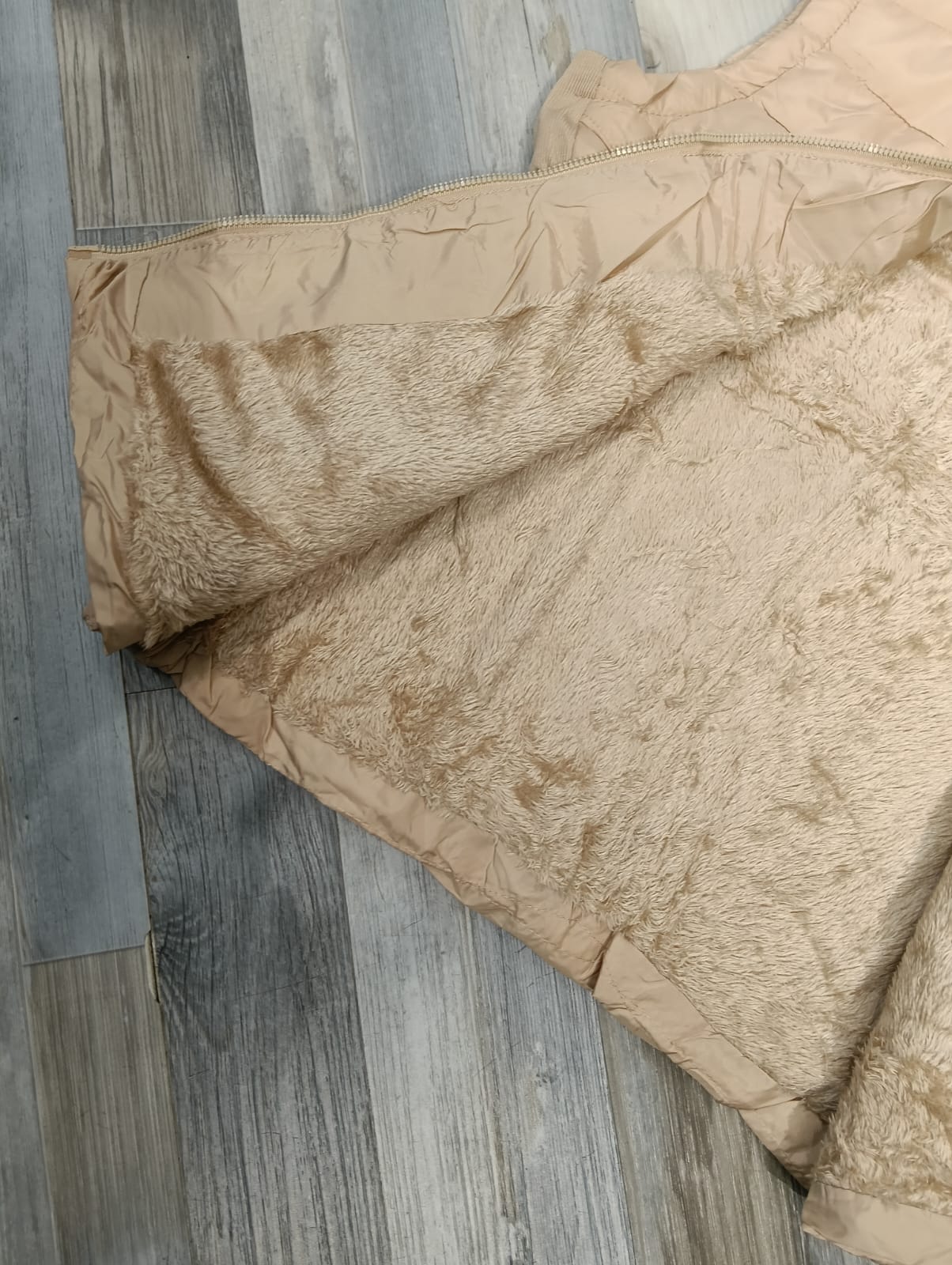 Chaleco LJ24933 Burdeos Puffer. Ideal Para Andar Comoda, Femenina, Calida, Combinable, Casual Y Chic.