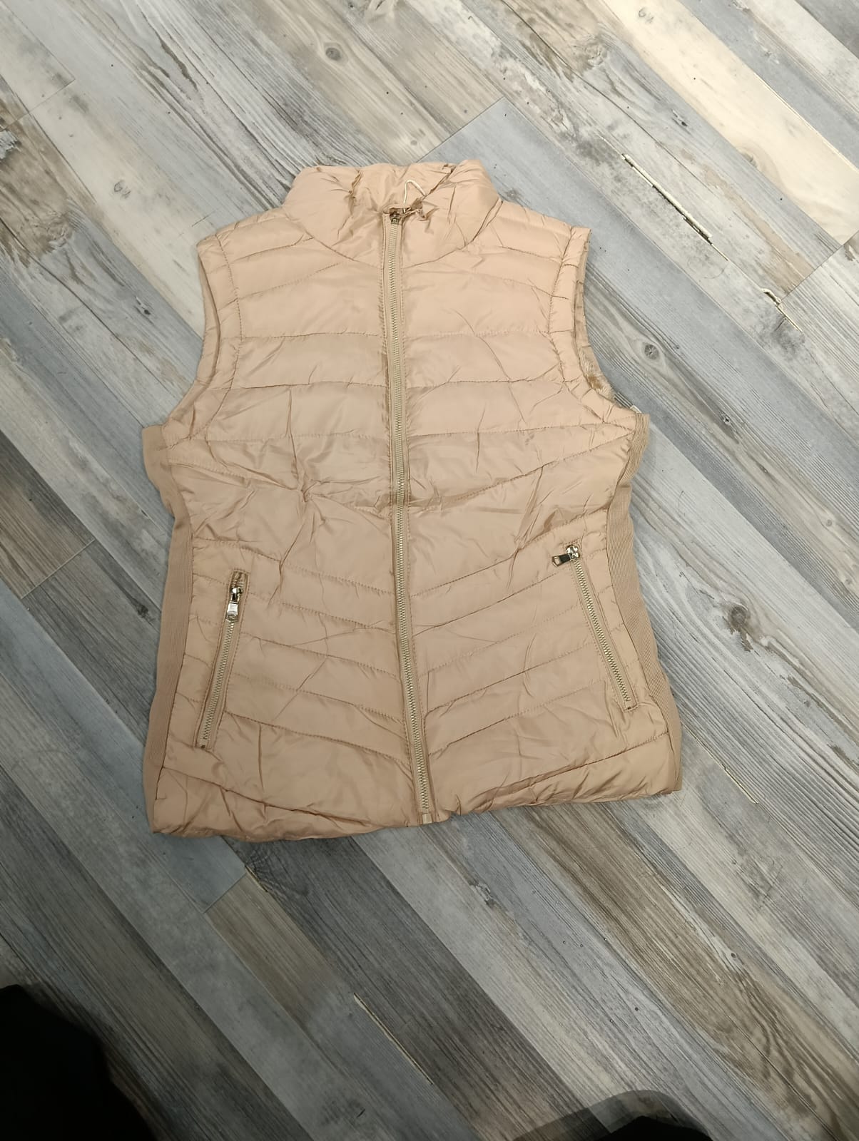 Chaleco LJ24933 Burdeos Puffer. Ideal Para Andar Comoda, Femenina, Calida, Combinable, Casual Y Chic.