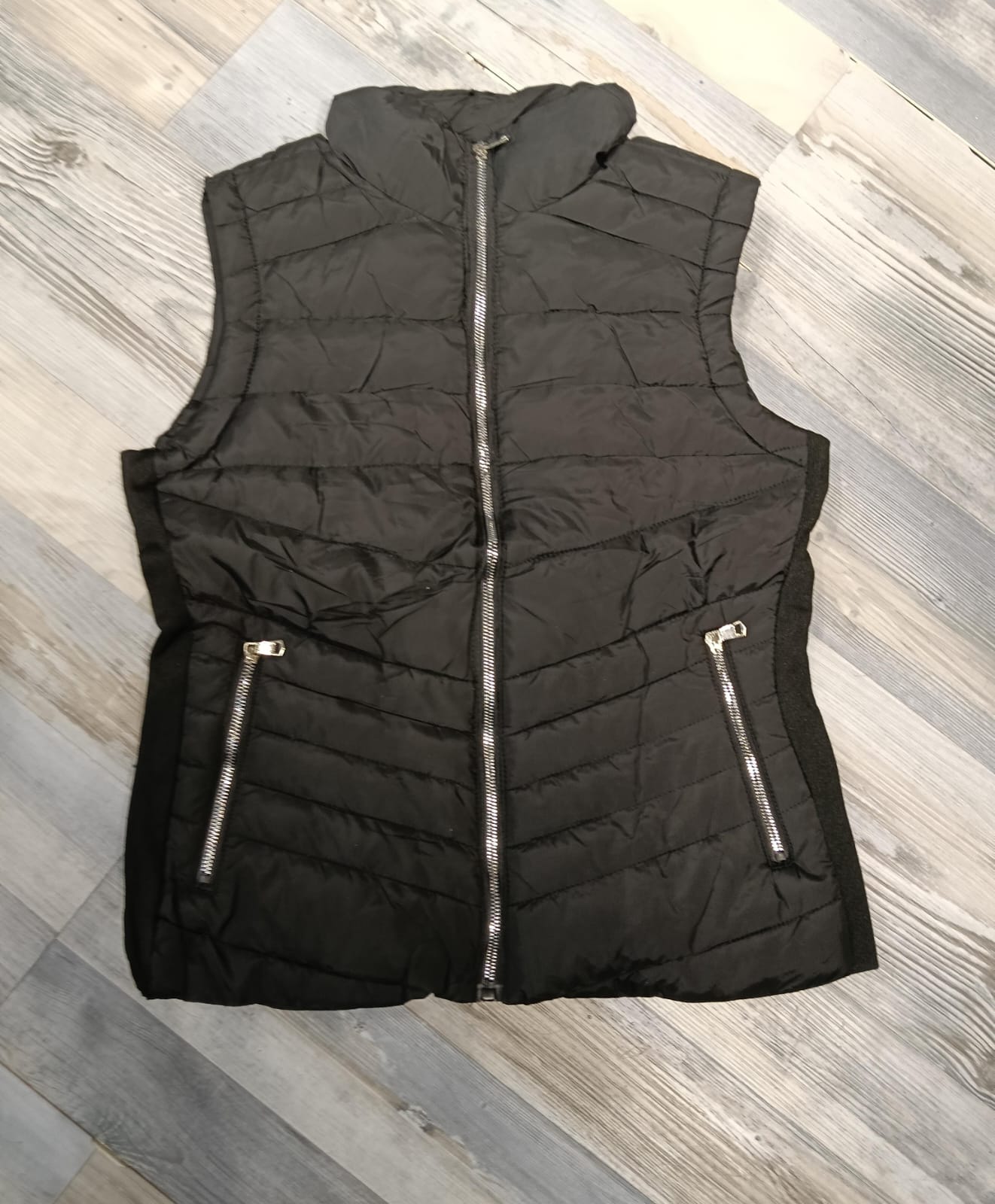 Chaleco LJ24933 Burdeos Puffer. Ideal Para Andar Comoda, Femenina, Calida, Combinable, Casual Y Chic.