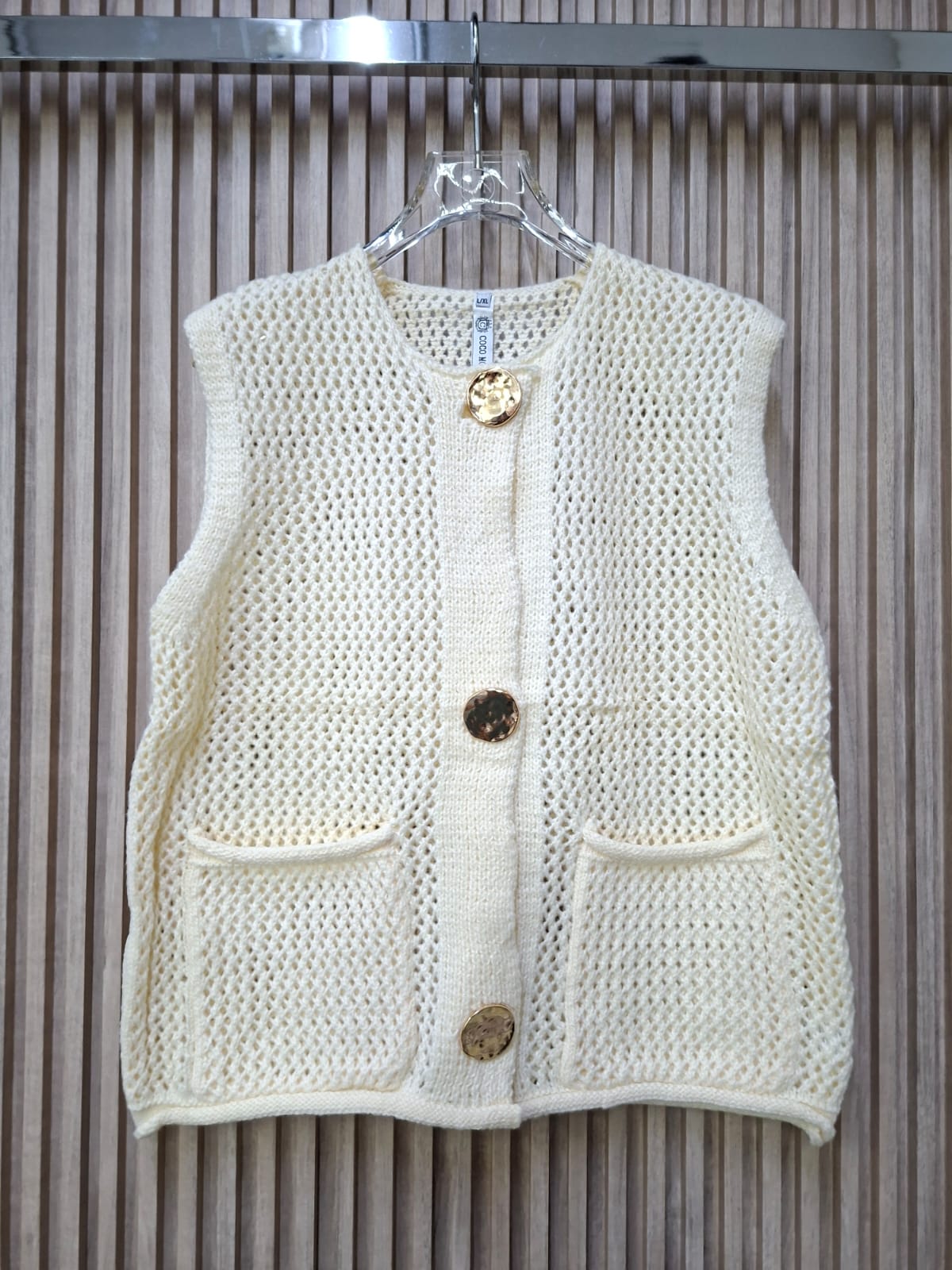 Chaleco FF-12523 De Punto Trenzado. Pieza Clave Para Dar Un Toque Sofisticado Y Chic, Con Diseño Combinable y Elegante.