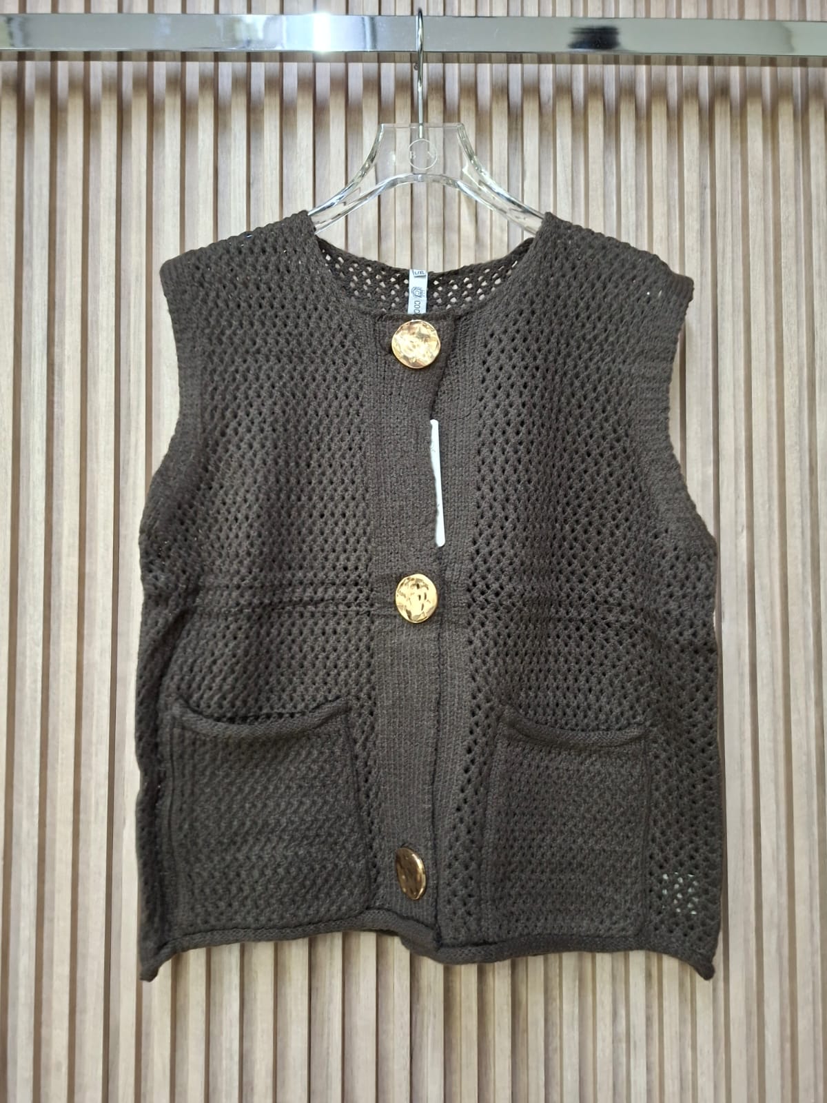 Chaleco FF-12523 De Punto Trenzado. Pieza Clave Para Dar Un Toque Sofisticado Y Chic, Con Diseño Combinable y Elegante.