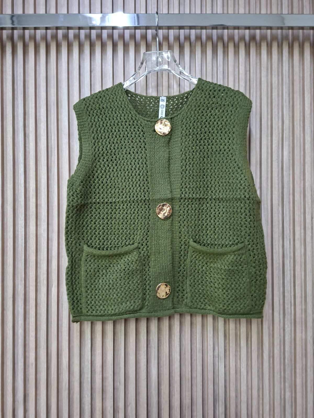 Chaleco FF-12523 De Punto Trenzado. Pieza Clave Para Dar Un Toque Sofisticado Y Chic, Con Diseño Combinable y Elegante.