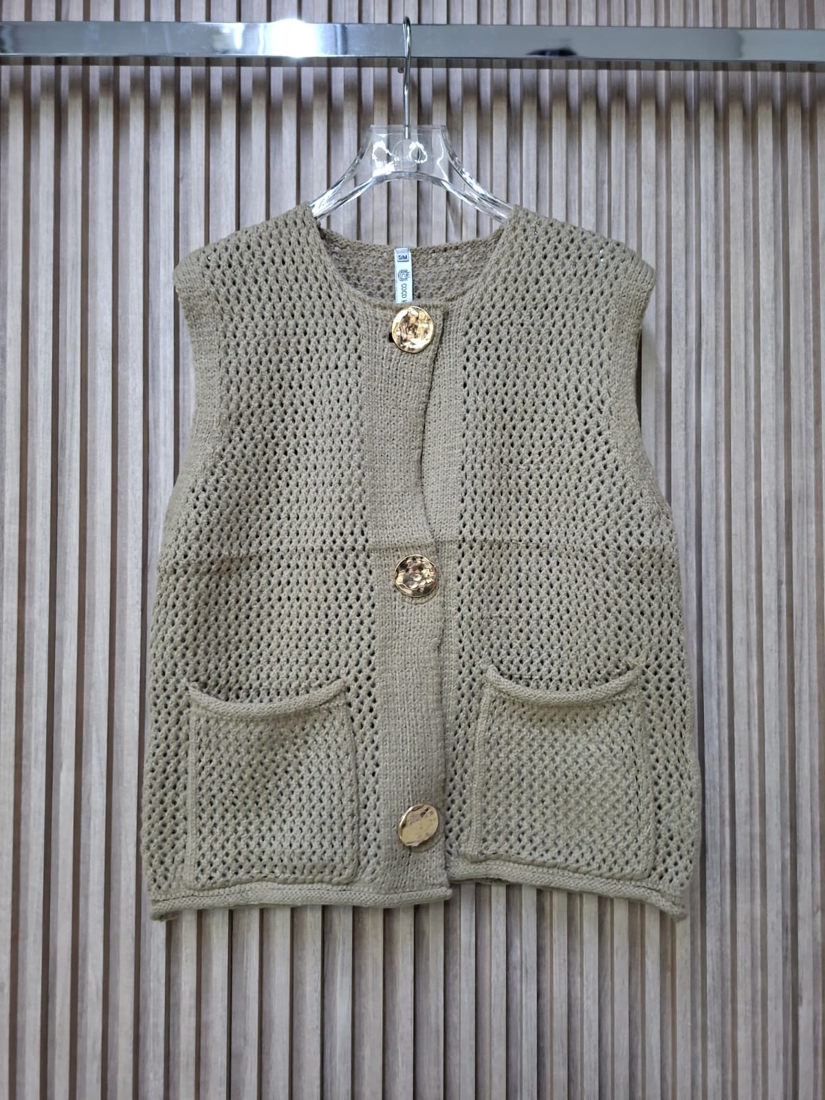 Chaleco FF-12523 De Punto Trenzado. Pieza Clave Para Dar Un Toque Sofisticado Y Chic, Con Diseño Combinable y Elegante.