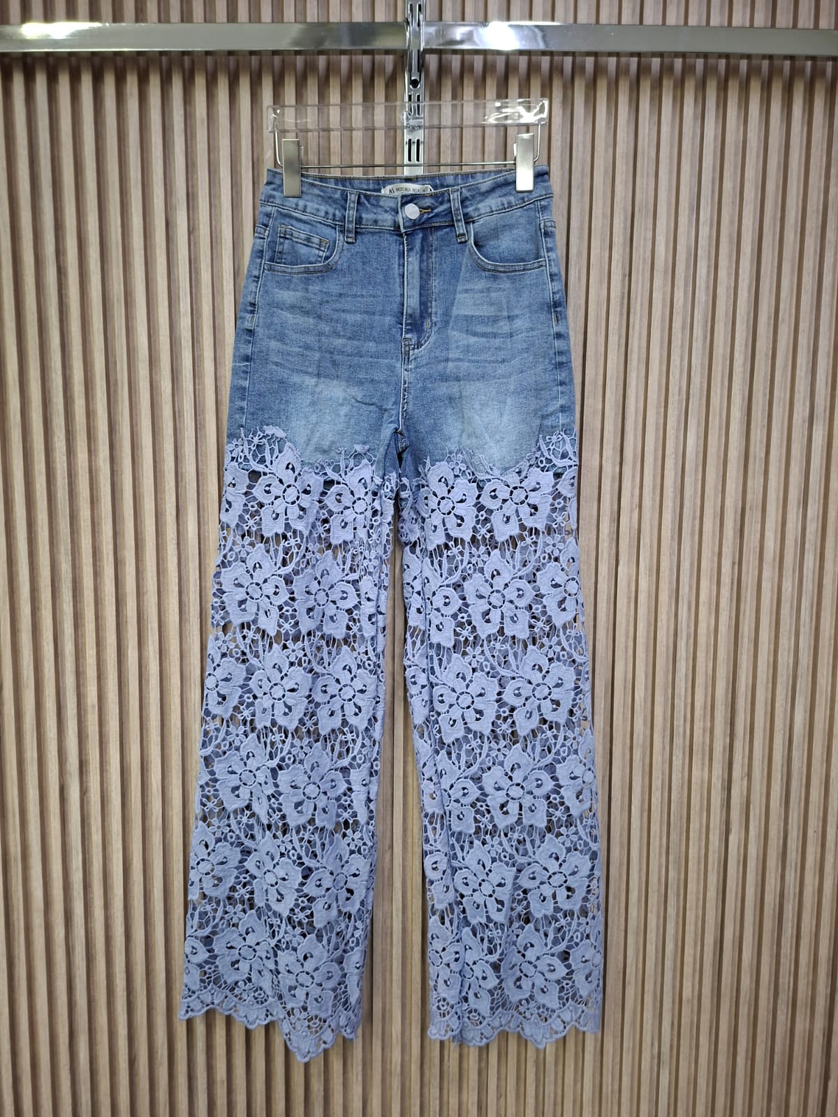 Pantalón 41487 De Encaje Floral. De Apariencia Fresca, Elegante Y Versátil, Petit, Femenino, Moderno Y Favorecdor.