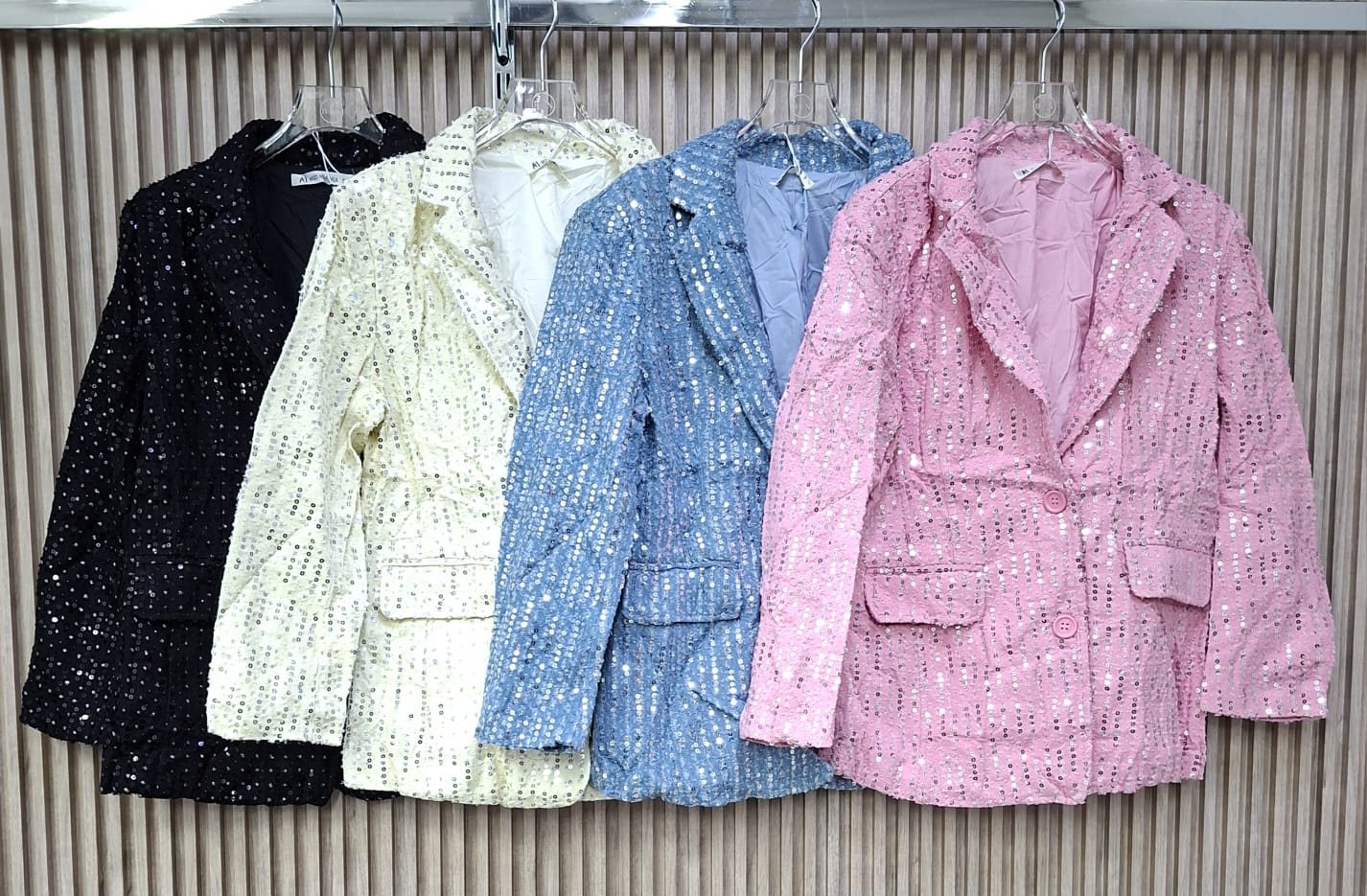 Blazer 41277 Cielo de Lentejuelas. Es Una Pieza Deslumbrante, Llamativo, Elegante, Combinable, Chic, Femenino, Con Un Corte Clasico Y Favorecedor.