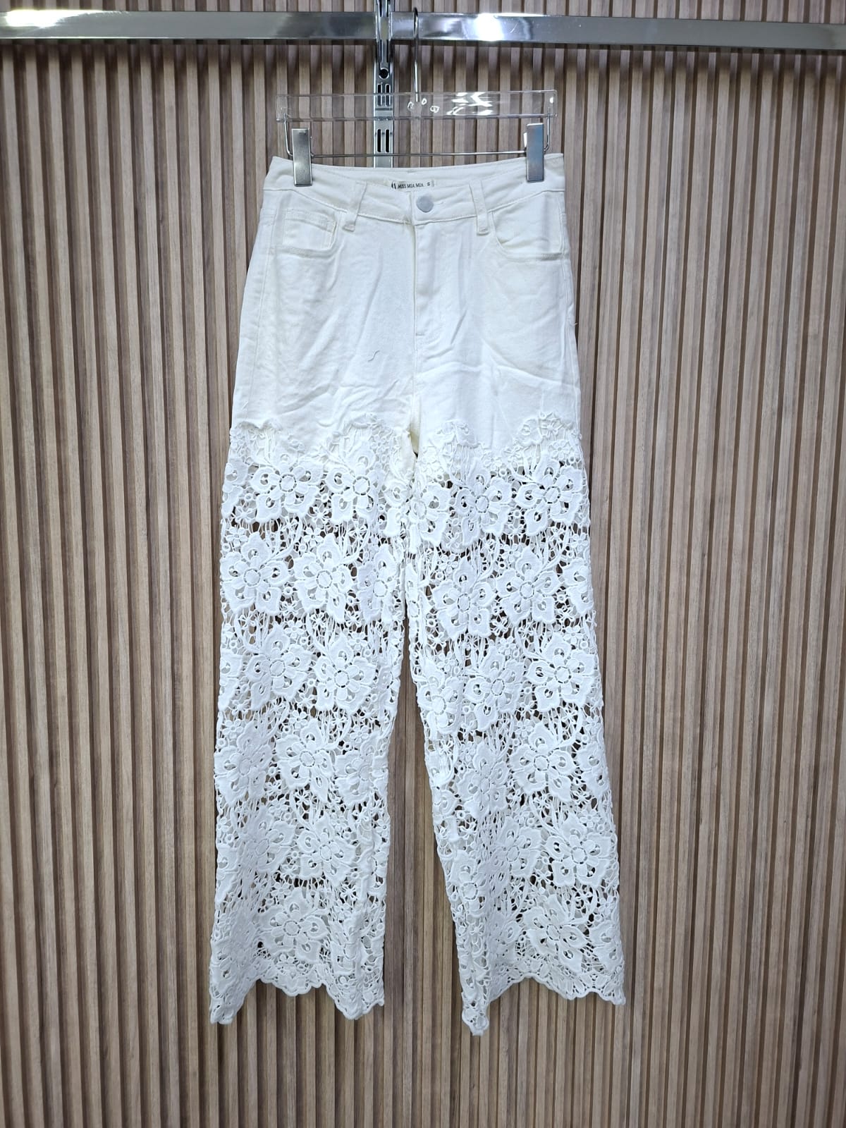 Pantalón 41487 De Encaje Floral. De Apariencia Fresca, Elegante Y Versátil, Petit, Femenino, Moderno Y Favorecdor.