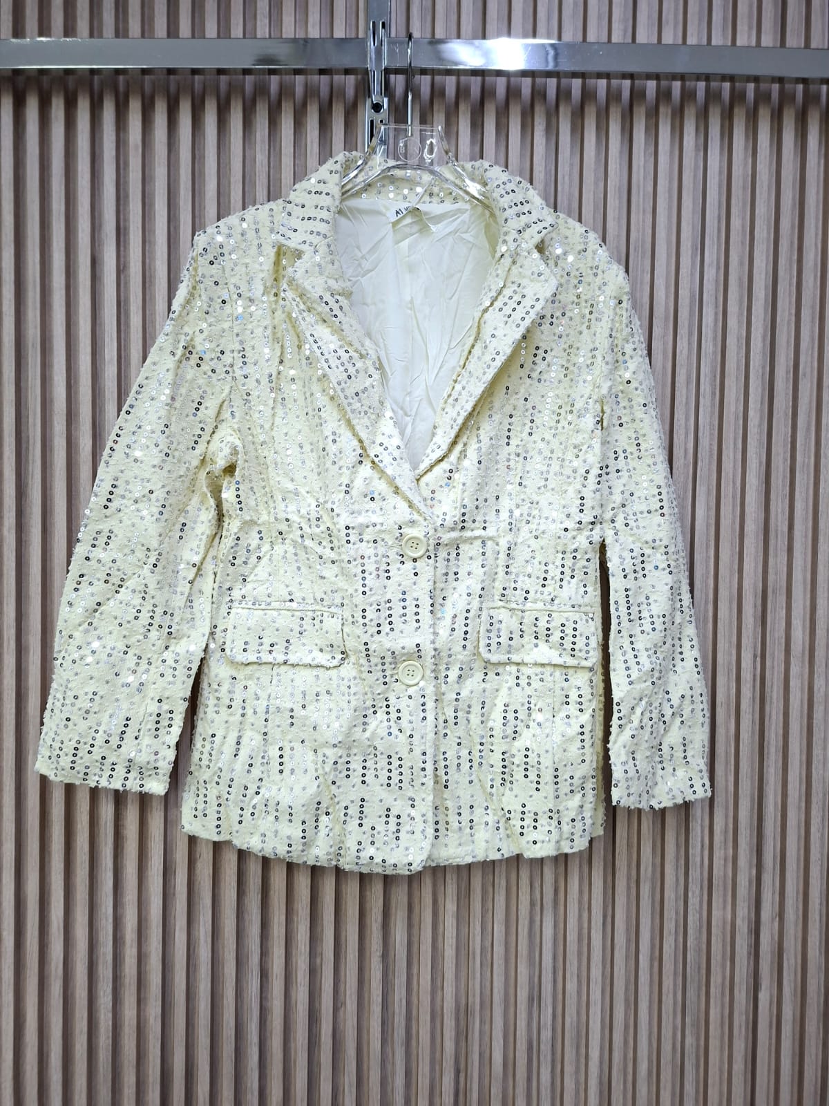 Blazer 41277 Cielo de Lentejuelas. Es Una Pieza Deslumbrante, Llamativo, Elegante, Combinable, Chic, Femenino, Con Un Corte Clasico Y Favorecedor.