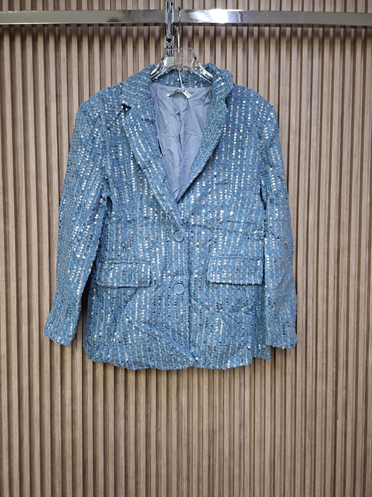 Blazer 41277 Cielo de Lentejuelas. Es Una Pieza Deslumbrante, Llamativo, Elegante, Combinable, Chic, Femenino, Con Un Corte Clasico Y Favorecedor.