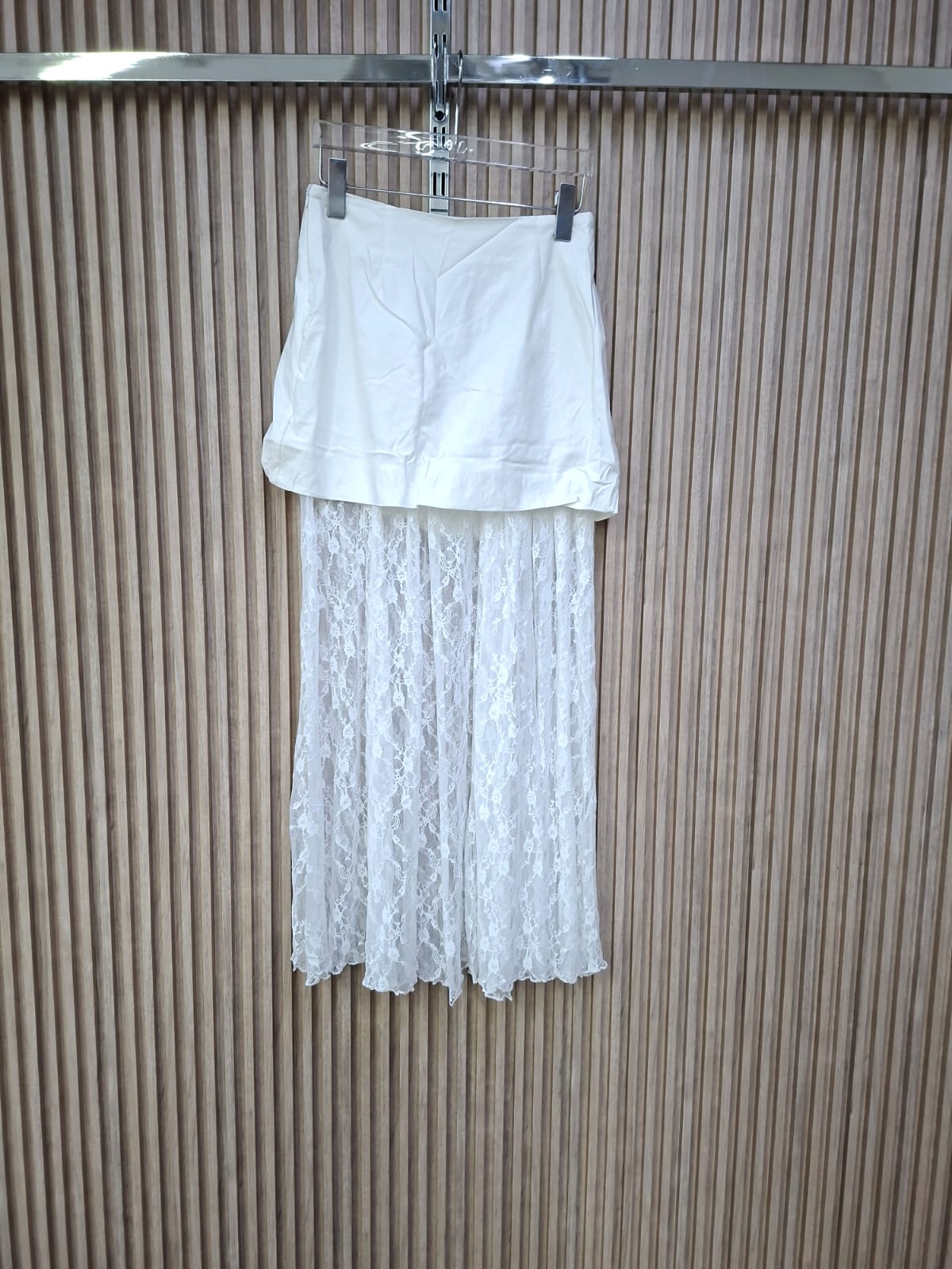 Falda 01536 Encaje de Luna. Modelo Que Combina Con Sofisticacion Y Romanticismo, Con Look Elegante, Etereo, Versatil Y Femenino.