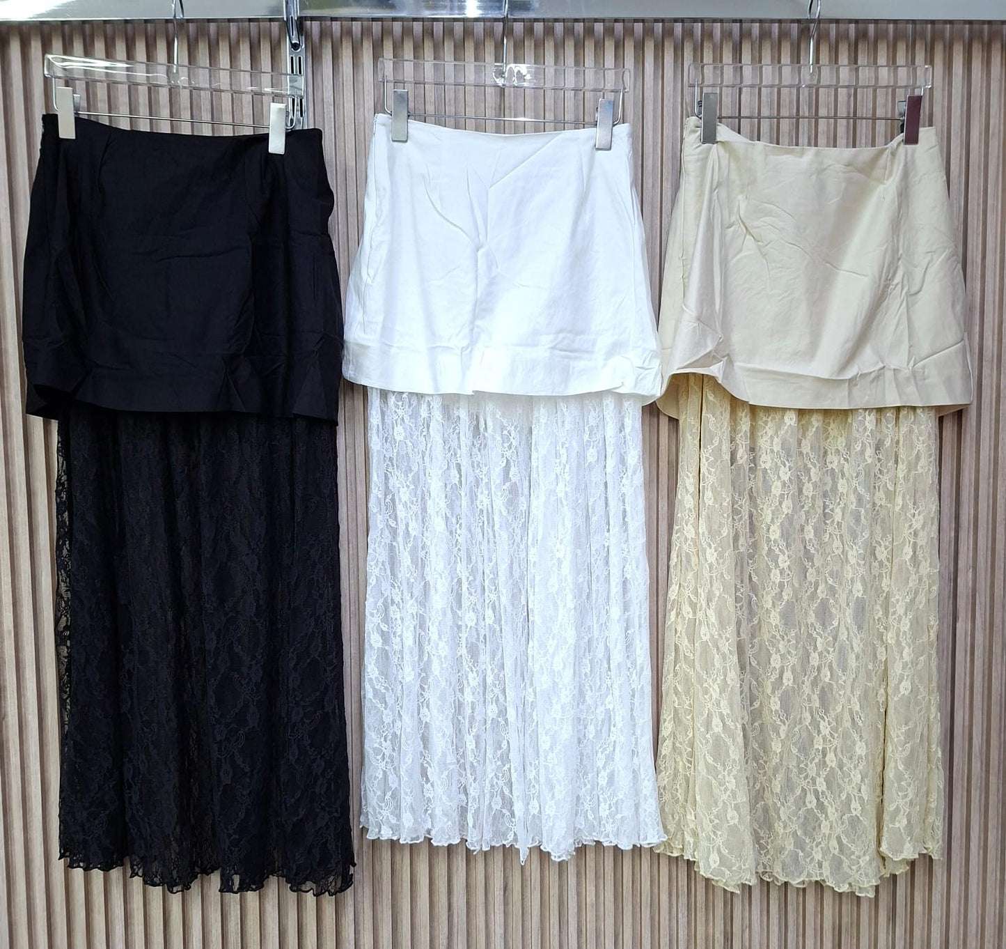 Falda 01536 Encaje de Luna. Modelo Que Combina Con Sofisticacion Y Romanticismo, Con Look Elegante, Etereo, Versatil Y Femenino.