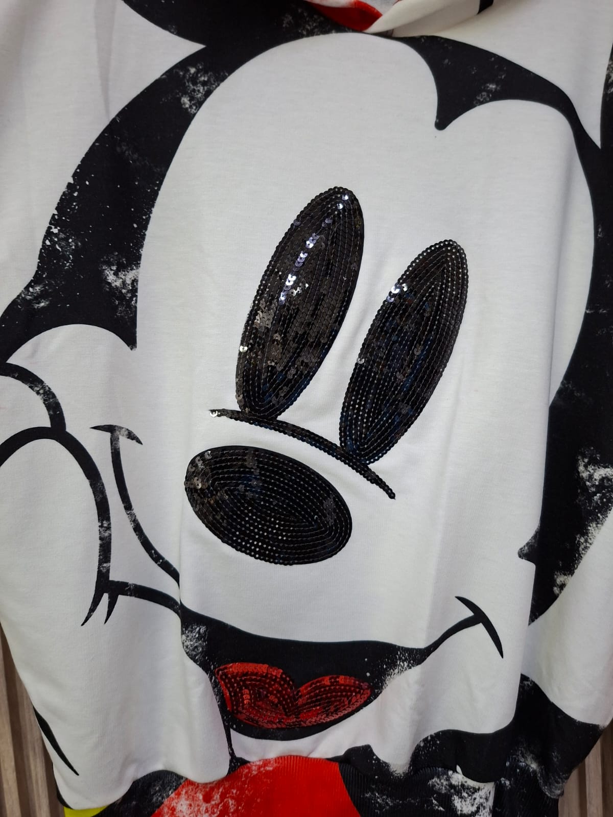 Hoodie Artista Secreto. Pieza De Moda Audaz, Oversize, Con Vibrante Estampado, Con Look Casual, Chic Y Comoda.