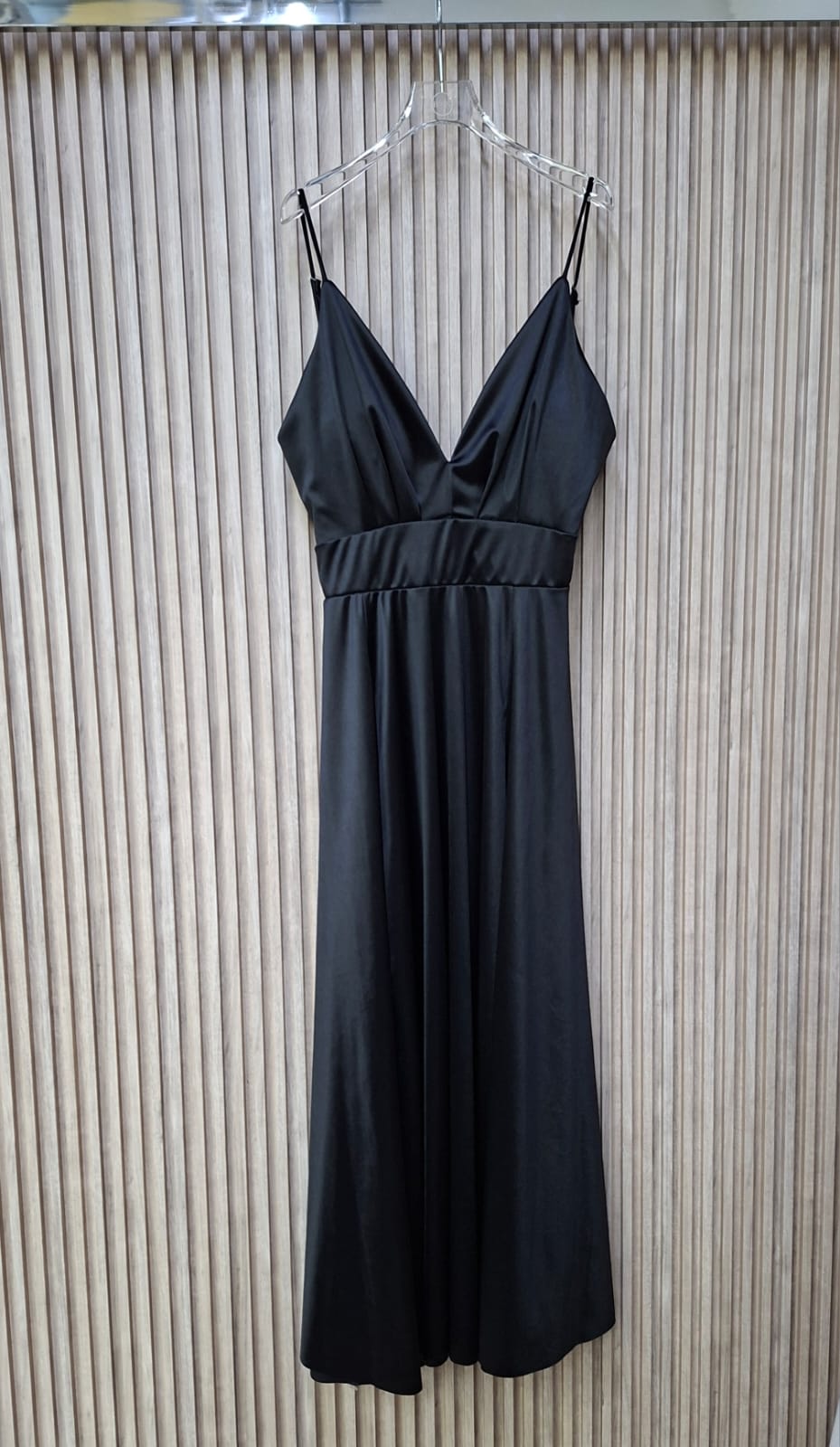 Vestido De Fiesta Gala. Modelo Elegante, Femenino, Chic, Deslumbrante, Sensual Y Coqueto, Ideal Para Bodas De Noche, Graduaciones, O Fiestas Formales.