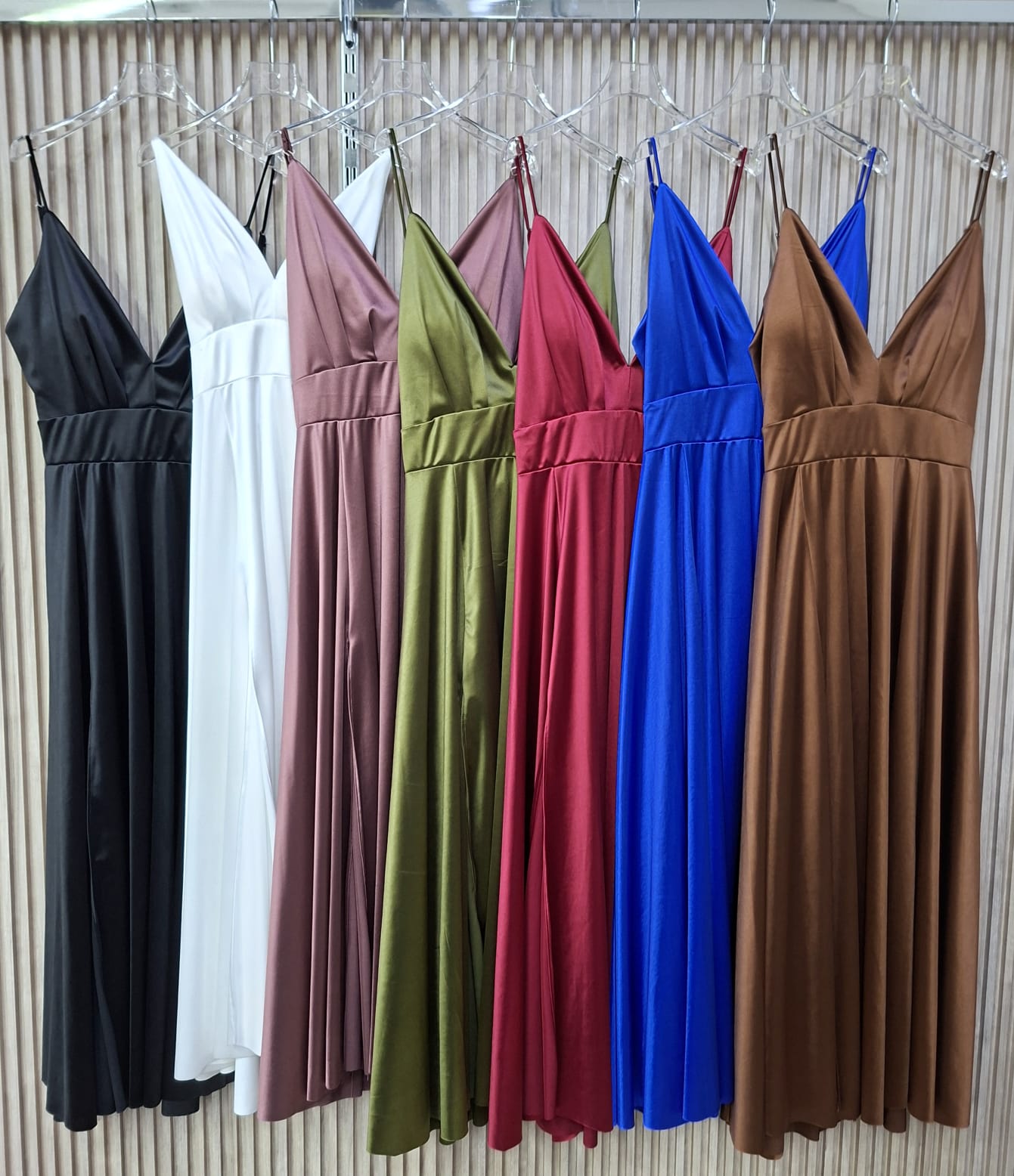 Vestido De Fiesta Gala. Modelo Elegante, Femenino, Chic, Deslumbrante, Sensual Y Coqueto, Ideal Para Bodas De Noche, Graduaciones, O Fiestas Formales.