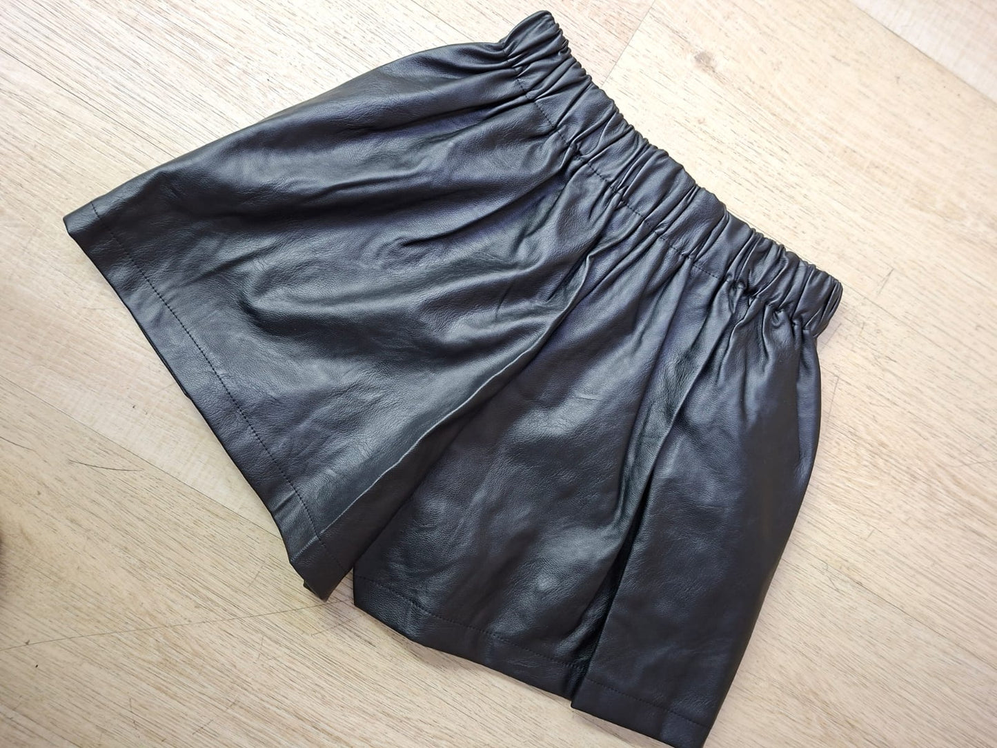 Short 2897 Vinipiel Estrella. De Silueta Estilizada Y Comoda, Cintura Elastica, Sofisticado, Femenino y Elegante.