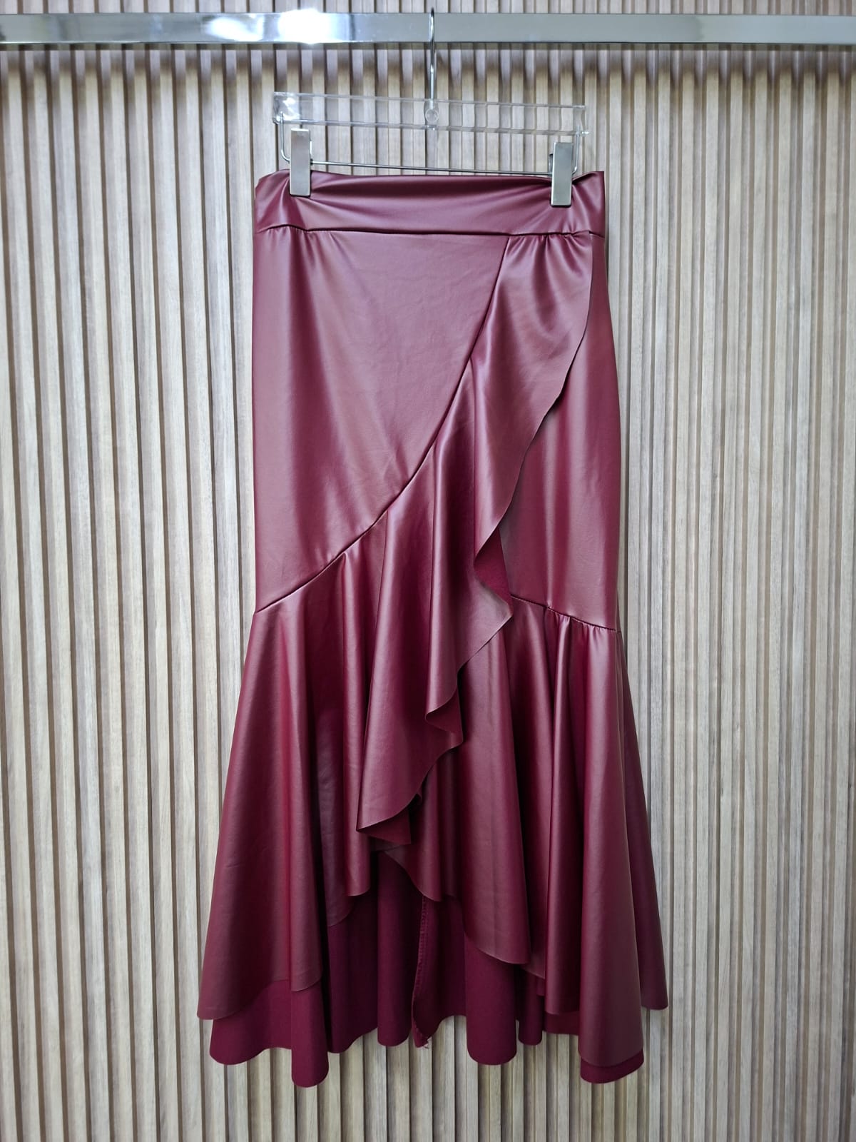 Falda Vinipiel Flamenca. De Diseño Llamativo Y Moderno, De Corte Asimetrico, Elegante, Casual, Femenino Y Contemporaneo.