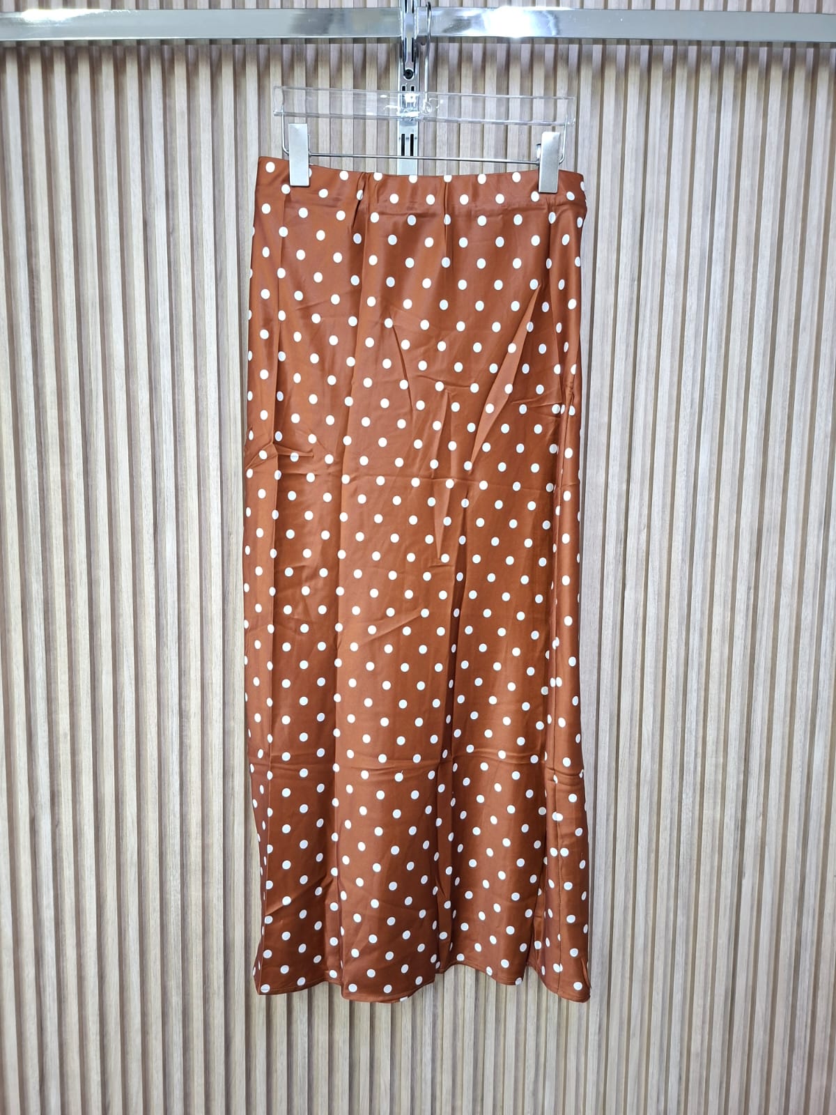 Falda Satin 059-Q26 Lunares. Modelo Sofisticado, Elegante, Femenino, Versatil, Perfecto Para Un Look De Tarde Noche, Con Tallas De CH, M Y G.