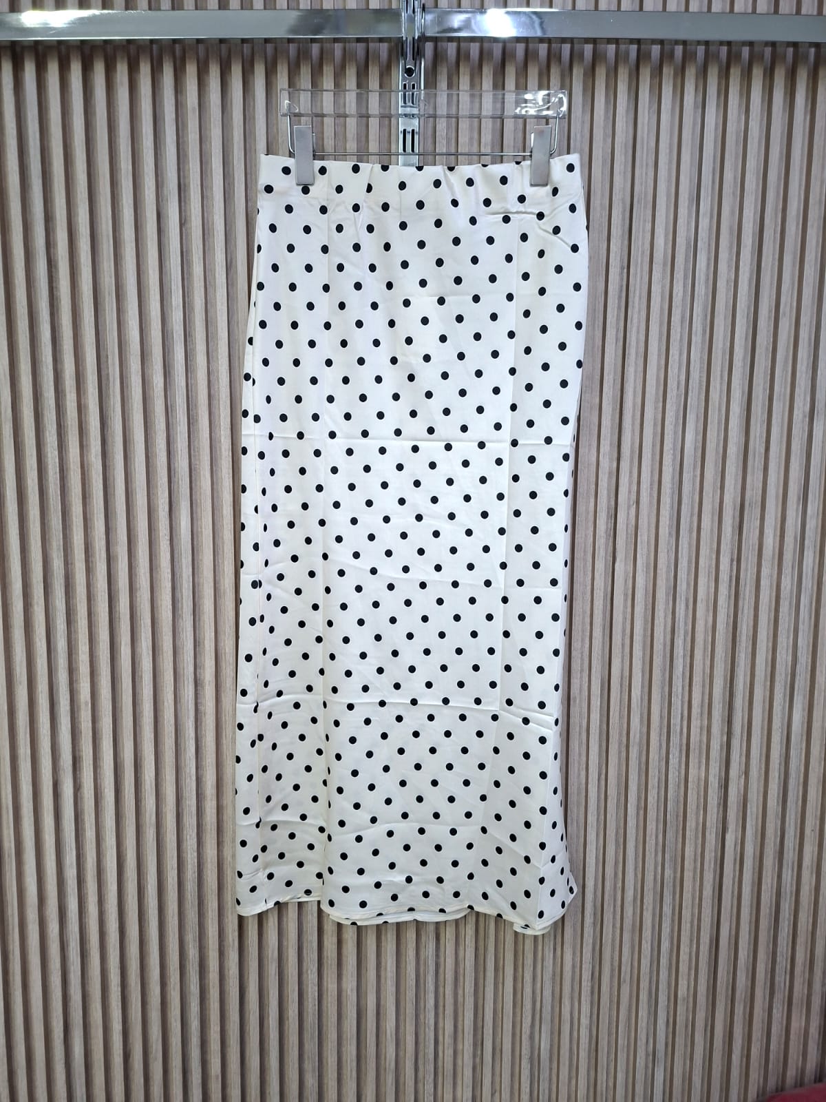 Falda Satin 059-Q26 Lunares. Modelo Sofisticado, Elegante, Femenino, Versatil, Perfecto Para Un Look De Tarde Noche, Con Tallas De CH, M Y G.