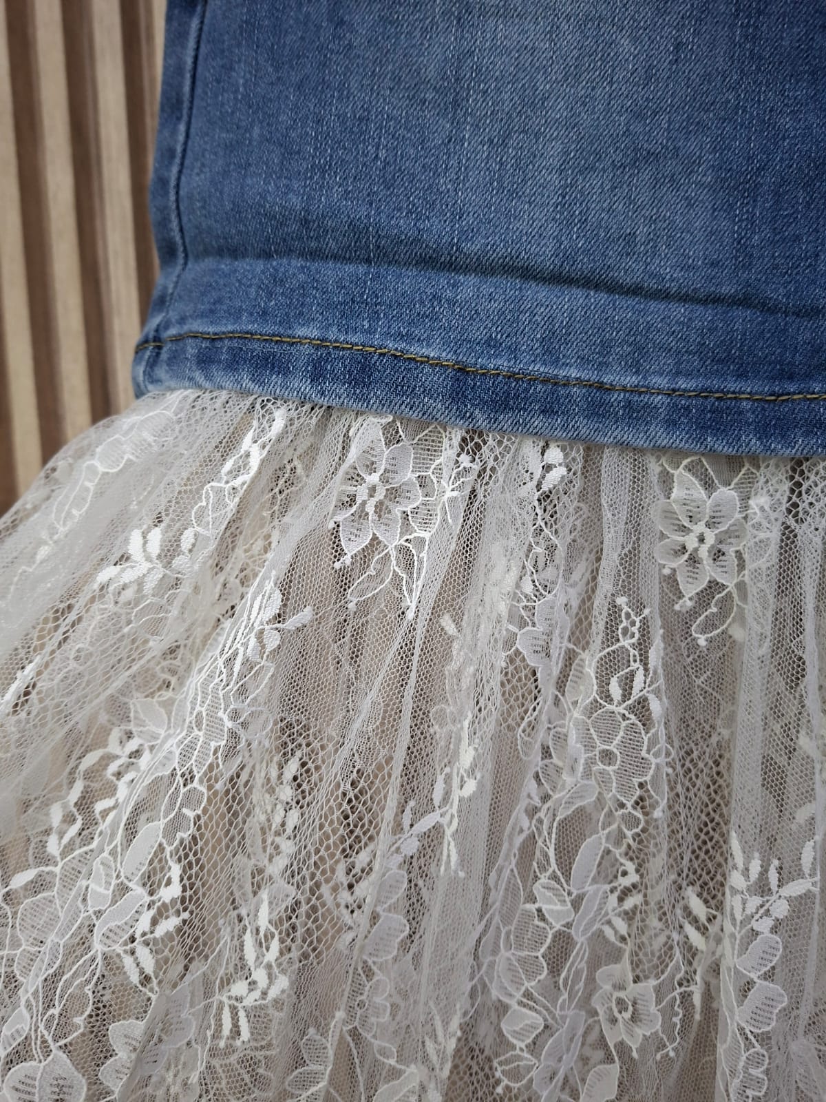 Falda 41525 Denim Serena. Elegante, Casual, Femenina, De Tallas CH, M Y G, Sofisticada, Versatil, Fusion Perfecta Entre Lo Urbano Y  Lo Etereo, Adenas De Confianza Y Comodidad.