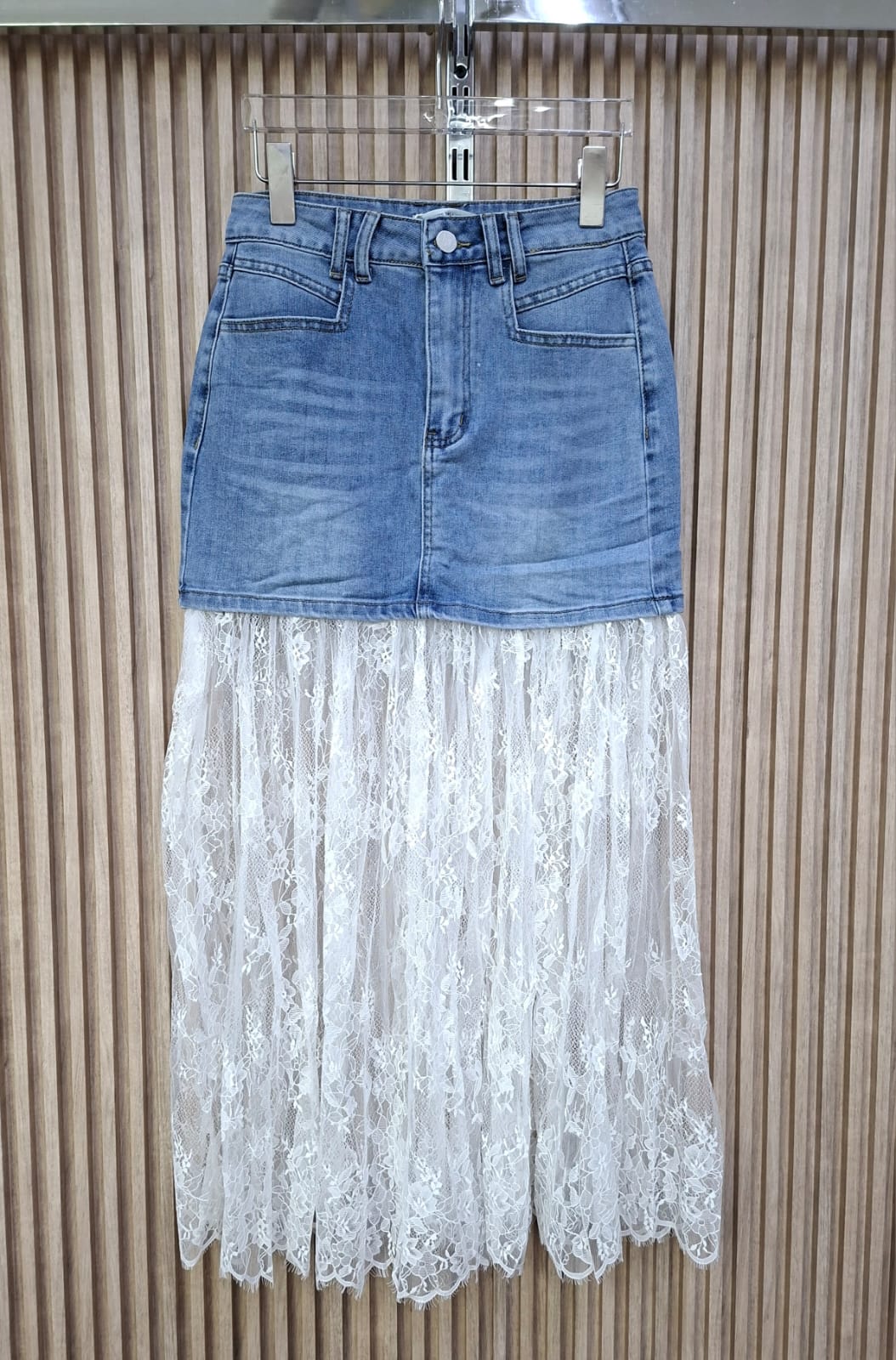 Falda 41525 Denim Serena. Elegante, Casual, Femenina, De Tallas CH, M Y G, Sofisticada, Versatil, Fusion Perfecta Entre Lo Urbano Y  Lo Etereo, Adenas De Confianza Y Comodidad.