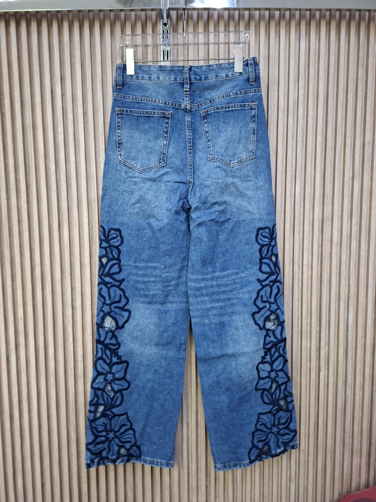 Pantalon 41479 Floral Troquelado. Modelo Enfocada En La Moda Y Tendencia, De Corte Wide Leg, Con Toque Atrevido, Chic, Sofisticado y Femenino, Perfecto Para Elevar Cualquier Look De Día O De Noch