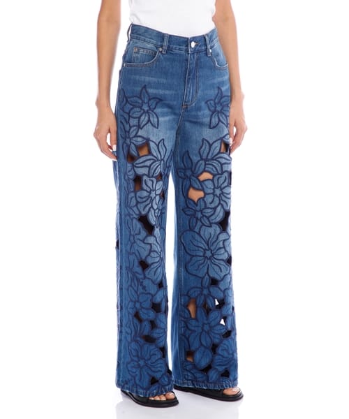 Pantalon 41479 Floral Troquelado. Modelo Enfocada En La Moda Y Tendencia, De Corte Wide Leg, Con Toque Atrevido, Chic, Sofisticado y Femenino, Perfecto Para Elevar Cualquier Look De Día O De Noch