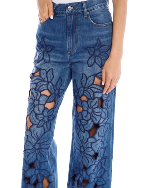 Pantalon 41479 Floral Troquelado. Modelo Enfocada En La Moda Y Tendencia, De Corte Wide Leg, Con Toque Atrevido, Chic, Sofisticado y Femenino, Perfecto Para Elevar Cualquier Look De Día O De Noch