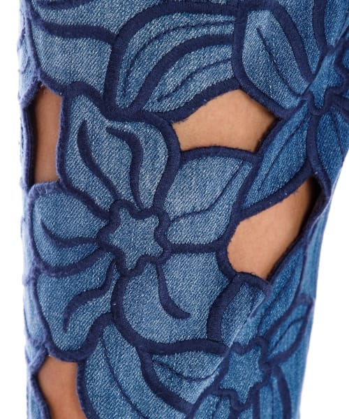 Pantalon 41479 Floral Troquelado. Modelo Enfocada En La Moda Y Tendencia, De Corte Wide Leg, Con Toque Atrevido, Chic, Sofisticado y Femenino, Perfecto Para Elevar Cualquier Look De Día O De Noch