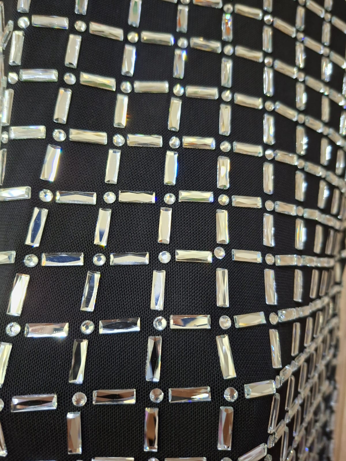 Vestido Tirantes LM9507 Cristal. El Modelo Ideal Que Evoca Glamour, Es Super Elegante, Sofisticado, La Prenda Perfecta Para Tus Eventos Formales Y Especiales.