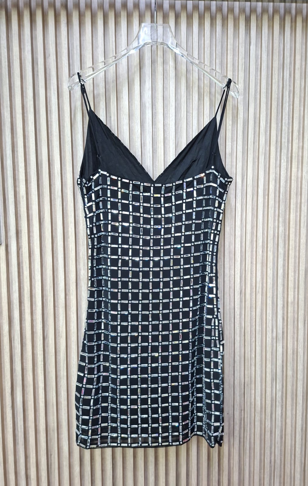 Vestido Tirantes LM9507 Cristal. El Modelo Ideal Que Evoca Glamour, Es Super Elegante, Sofisticado, La Prenda Perfecta Para Tus Eventos Formales Y Especiales.