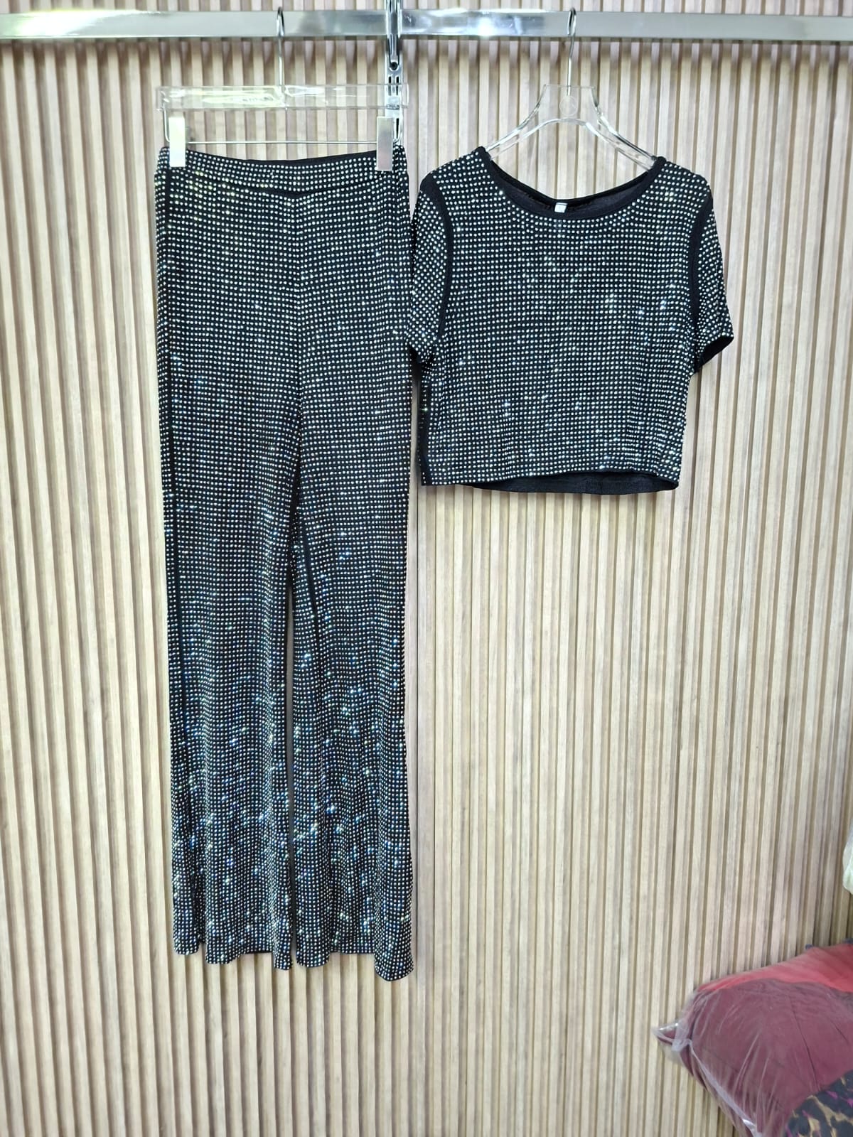 Set Brillos GYF24194 Julissa. Modelo Elegante, Que Combina Elegancia, Glamour y Sofisticacion, Ideal Para Resaltar En Eventos Importantes.