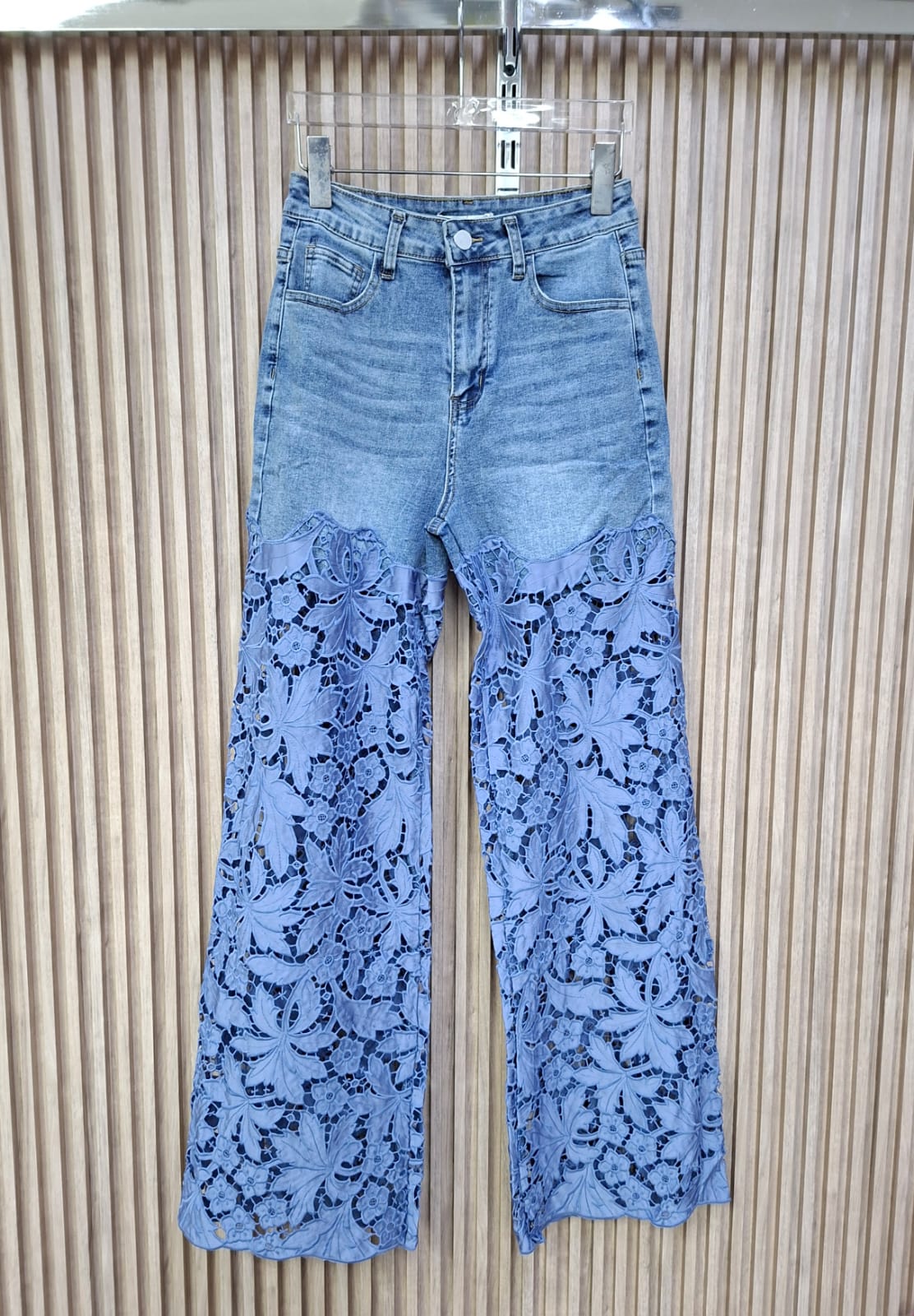 Pantalon 41486 Flowers. Comodo, Elegante, Sofisticado, Con Un Bordado Floral Satinado,  Es Super Femenino, Destaca Glamour Y Versatilidad, Es La Combinacion Entre Mezclilla Y Bordado.