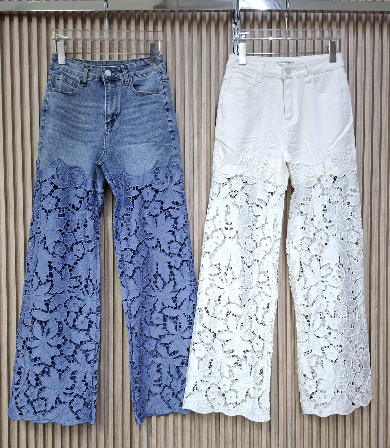Pantalon 41486 Flowers. Comodo, Elegante, Sofisticado, Con Un Bordado Floral Satinado,  Es Super Femenino, Destaca Glamour Y Versatilidad, Es La Combinacion Entre Mezclilla Y Bordado.