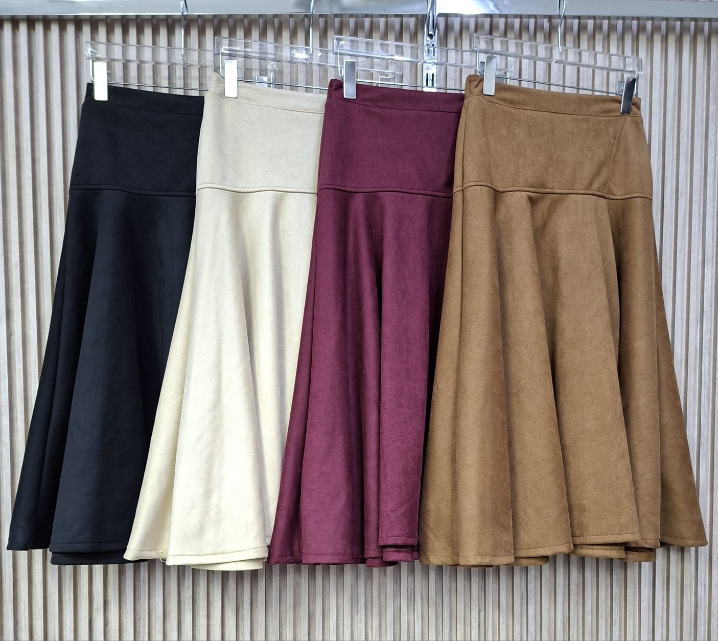 Falda Gamuza Arya. Super Comoda, Femenina, Con Corte A Que Le Da Una Caida Espectacular Al Caminar, Modelo Casual Y Versatil, En Tallas Compartidas S/M Y M/G.