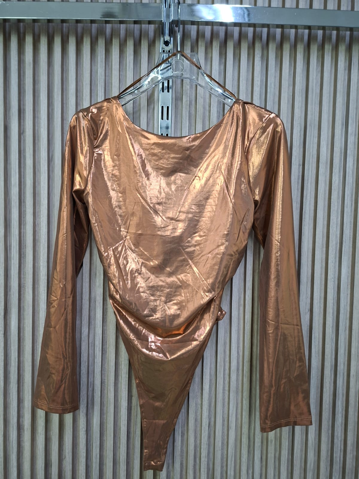 Body Platino Manga larga. Super Elegante, Con Un Escote En La Espalda, El Cual Te Hace Lucir Bella Y Sofisticada.