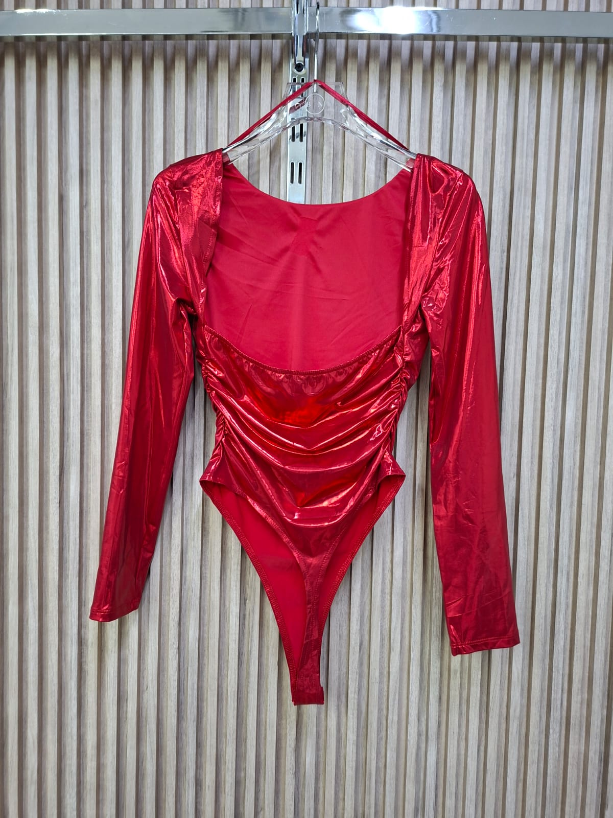 Body Platino Manga larga. Super Elegante, Con Un Escote En La Espalda, El Cual Te Hace Lucir Bella Y Sofisticada.