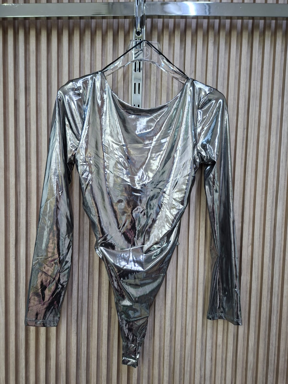 Body Platino Manga larga. Super Elegante, Con Un Escote En La Espalda, El Cual Te Hace Lucir Bella Y Sofisticada.