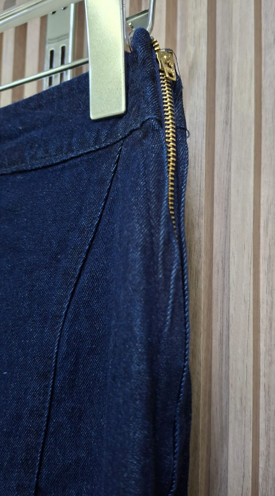 Falda Denim Arya. Este Es Un Modelo Que Ofrece Un Look Elegante Pero Casual, De Corte A, Con Un Movimiento Fluido Al Caminar Y De Silueta Favorecedora, El Largo Es Midi, Llegando Aproximadamente A Media Pantorrilla, Lo Que La Hace Sofisticada Y Versátil.